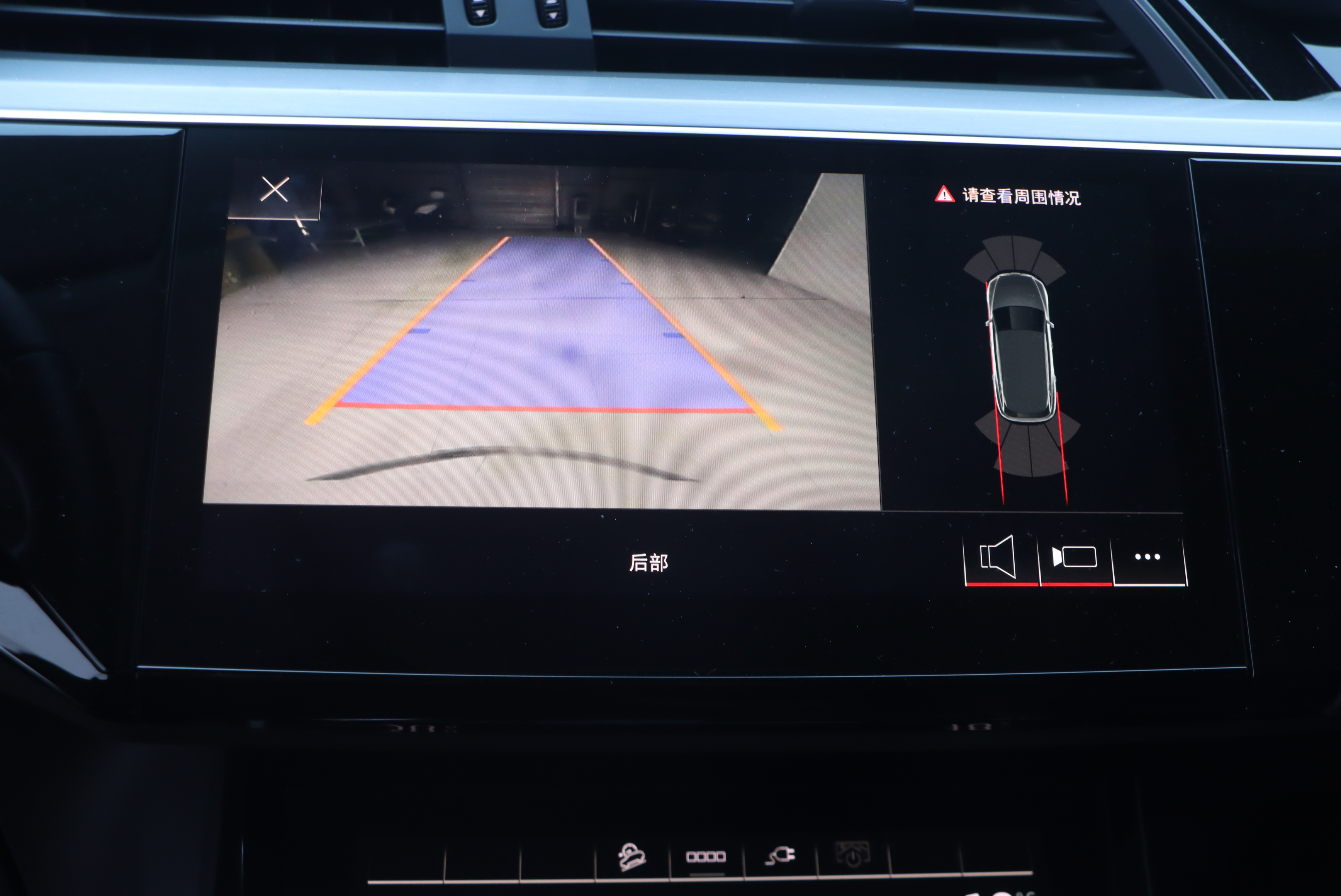 Audi e-tron 2022 car image #16