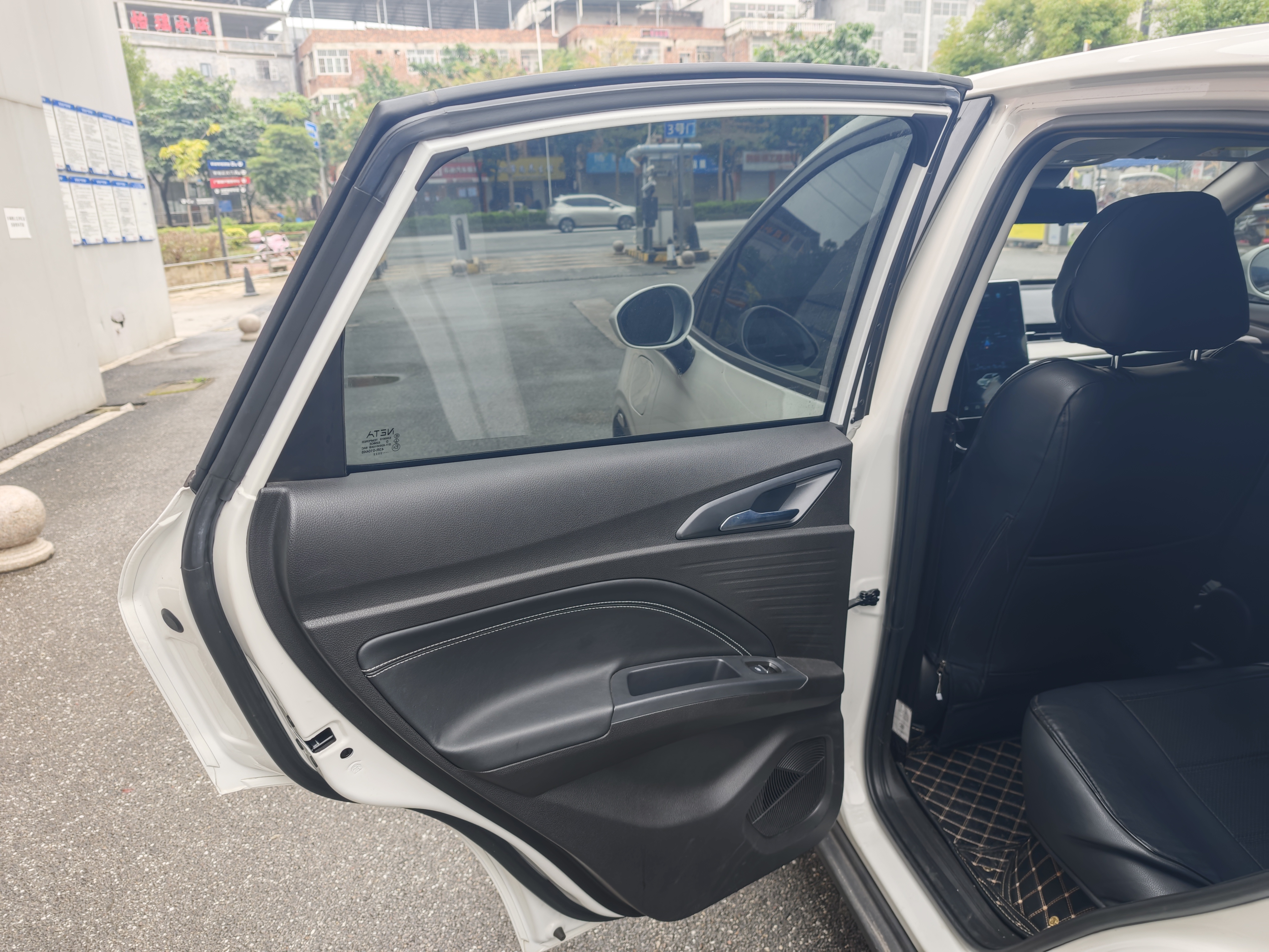 哪吒汽车 哪吒V 2022 #16 哪吒汽车 哪吒V 2022 汽车图片 #16