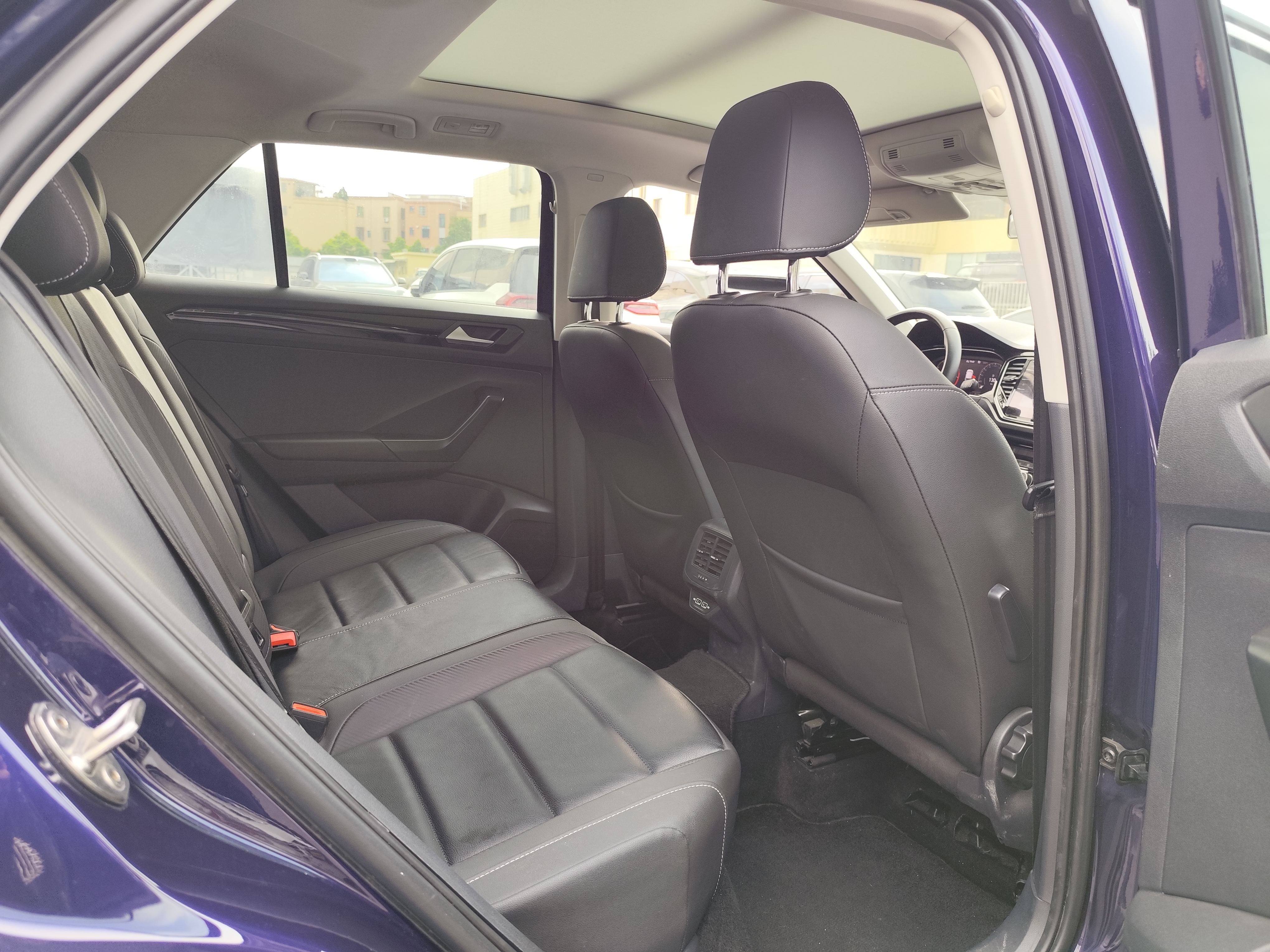 Volkswagen T-Roc 2021 car image #16