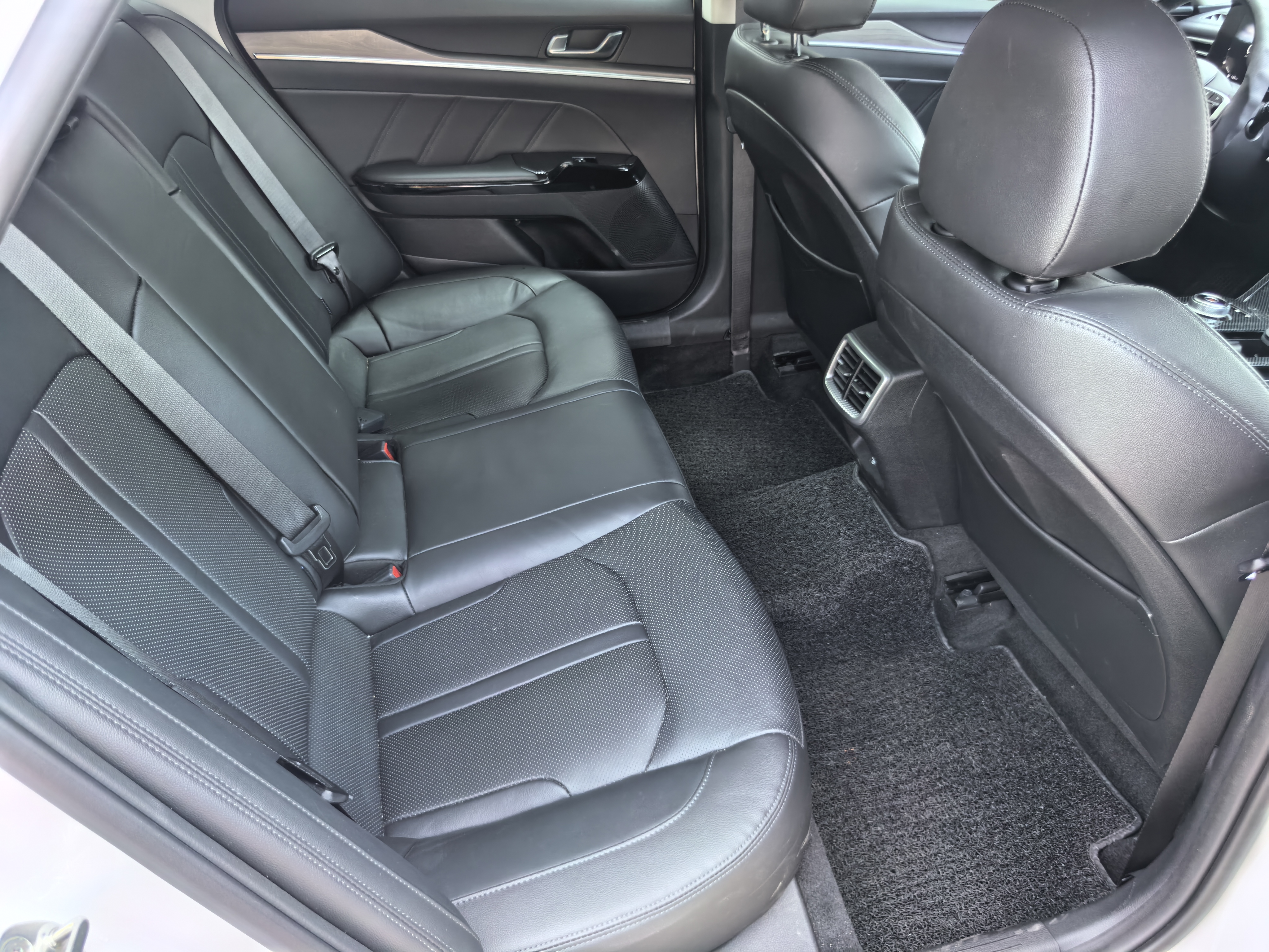 Kia K5 2025 car image #16