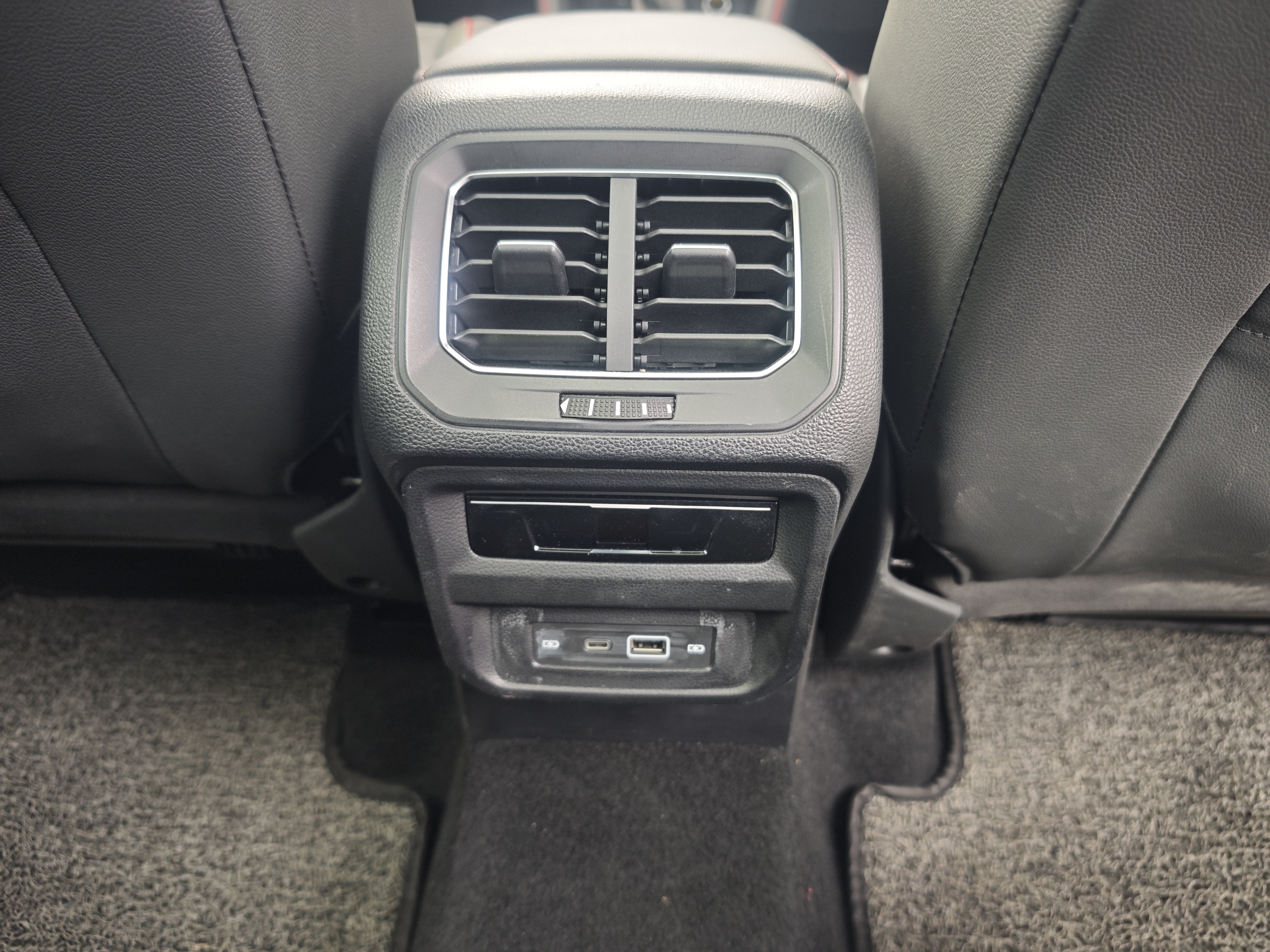 Volkswagen Tiguan L 2022 immagine di auto #16