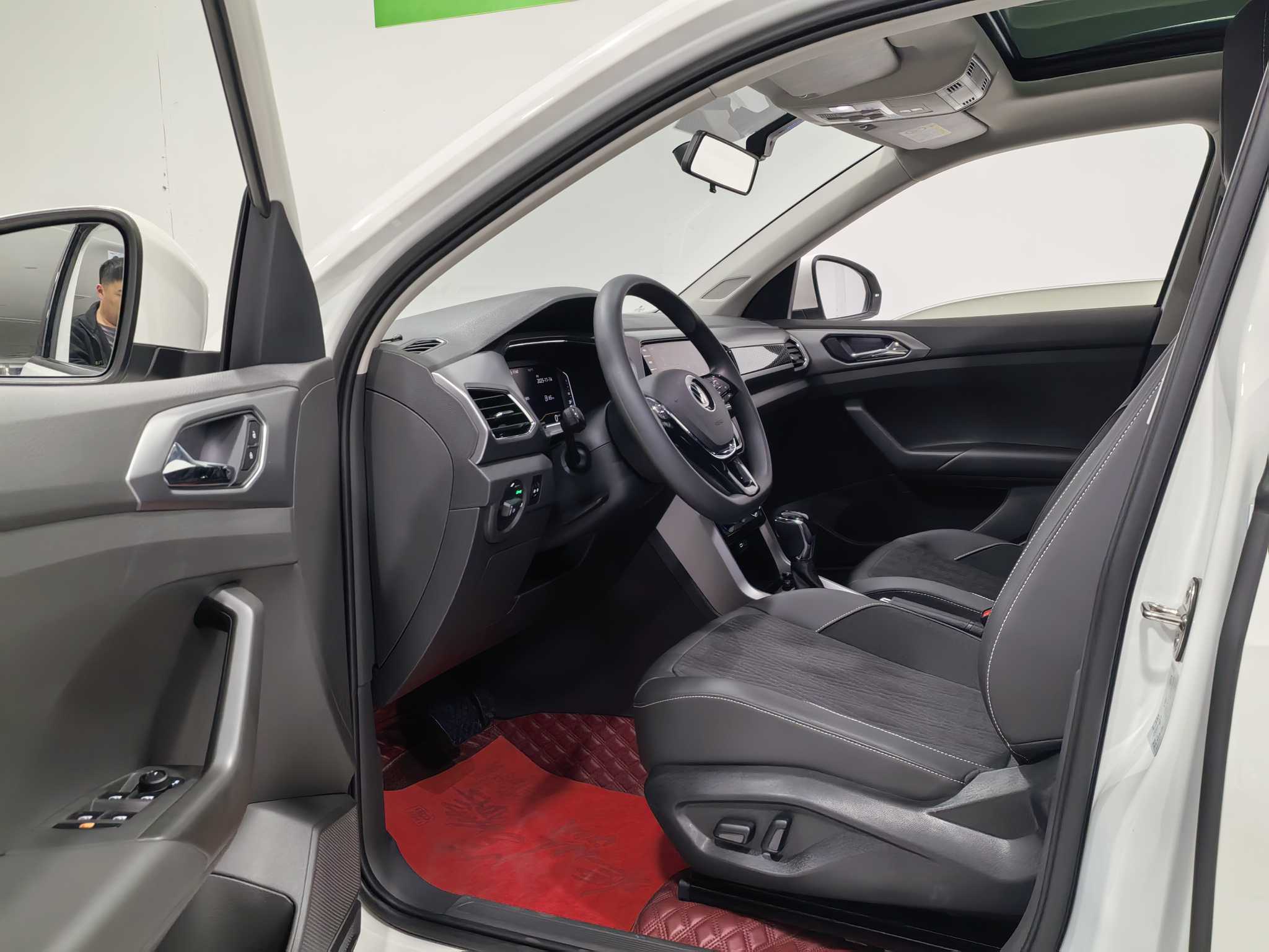Volkswagen T-Cross 2022 car image #16