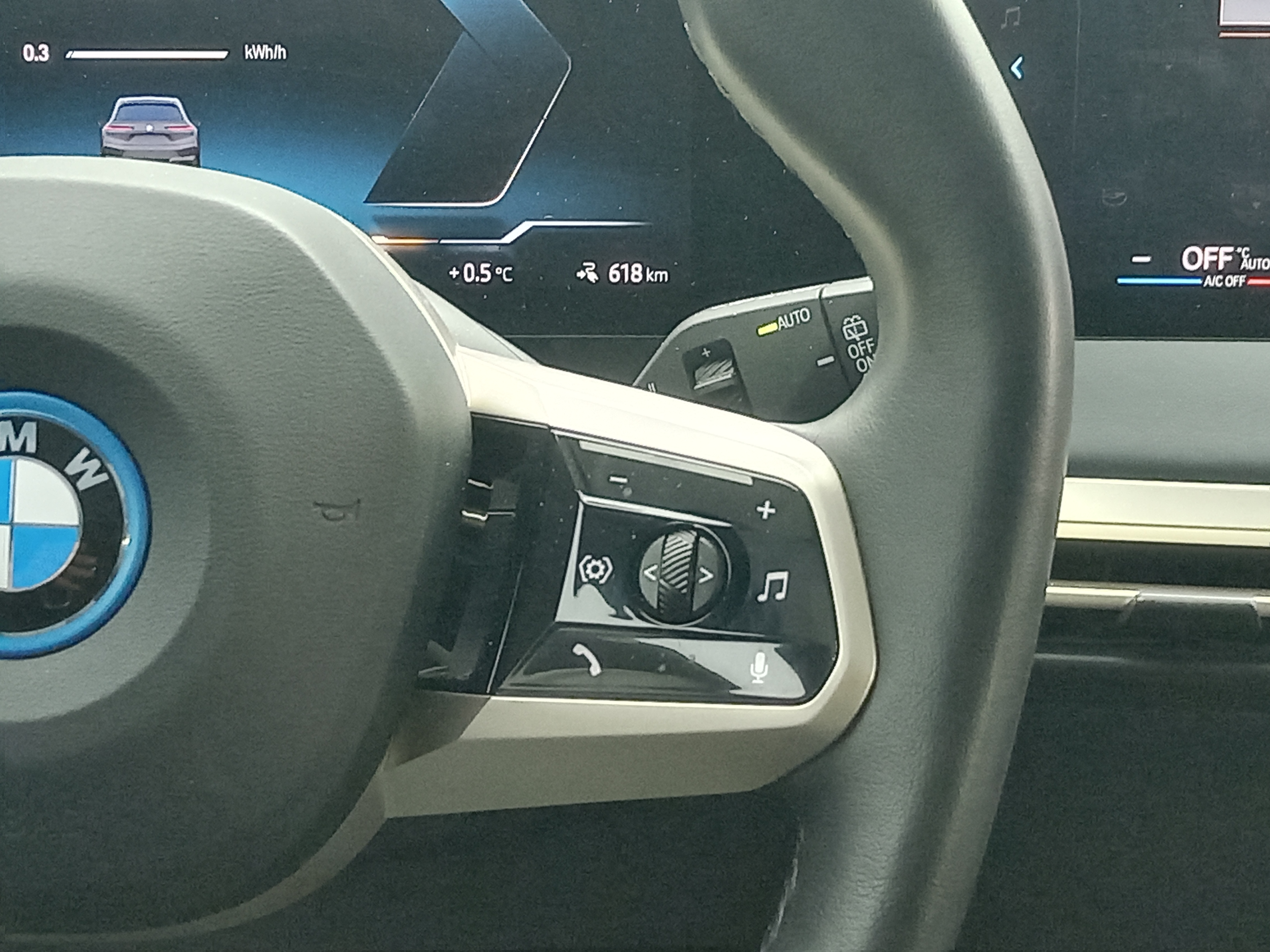 BMW iX 2023 car image #16