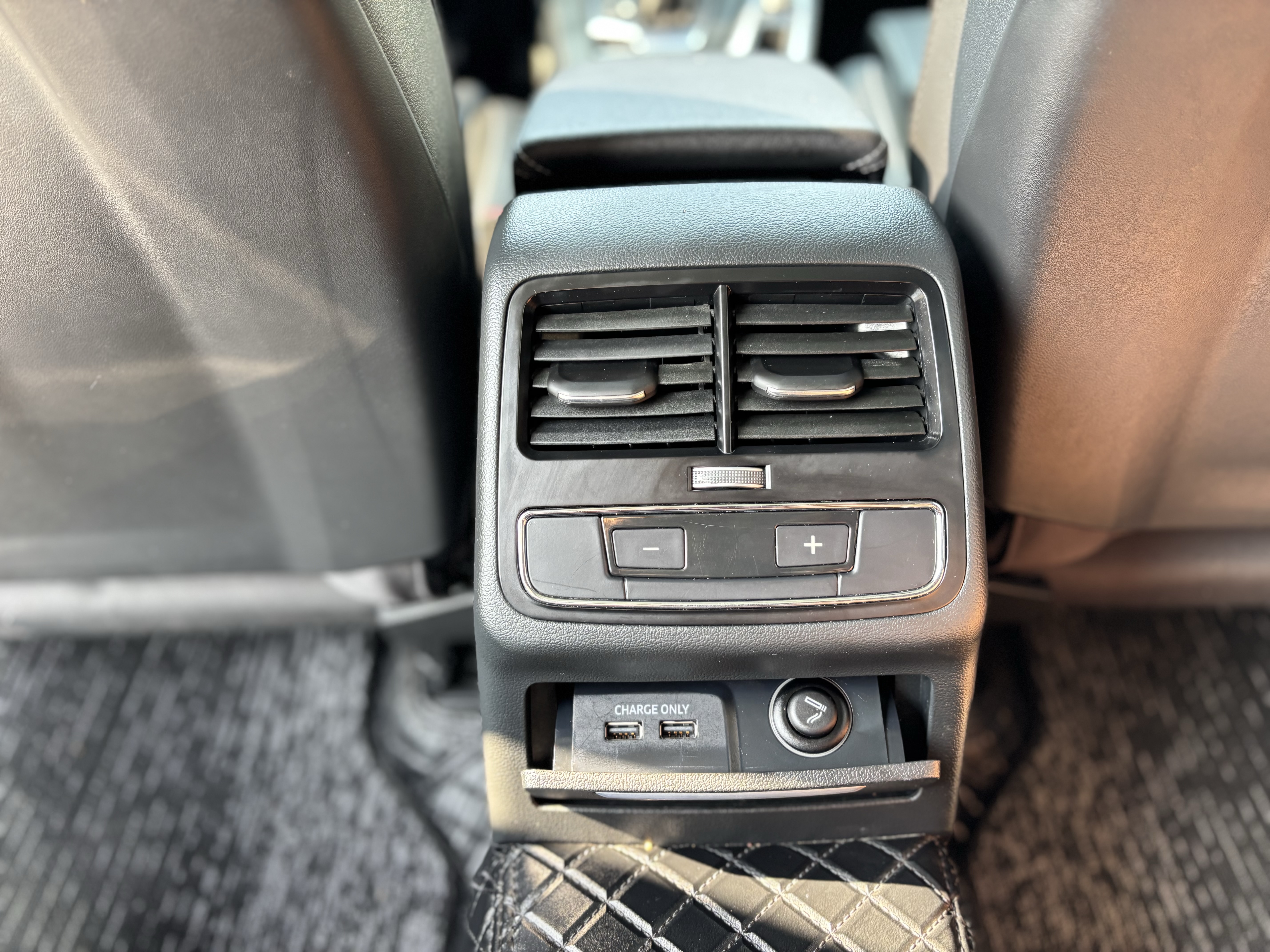 Audi A4L 2022 car image #16