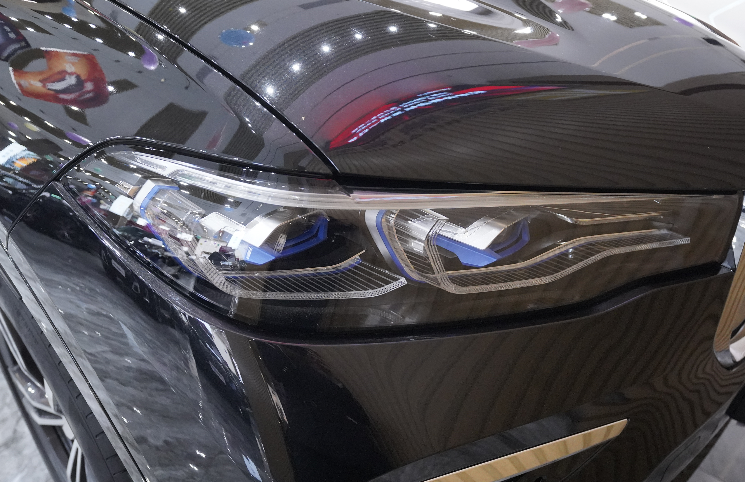 BMW X7 M60i 2022 car image #16