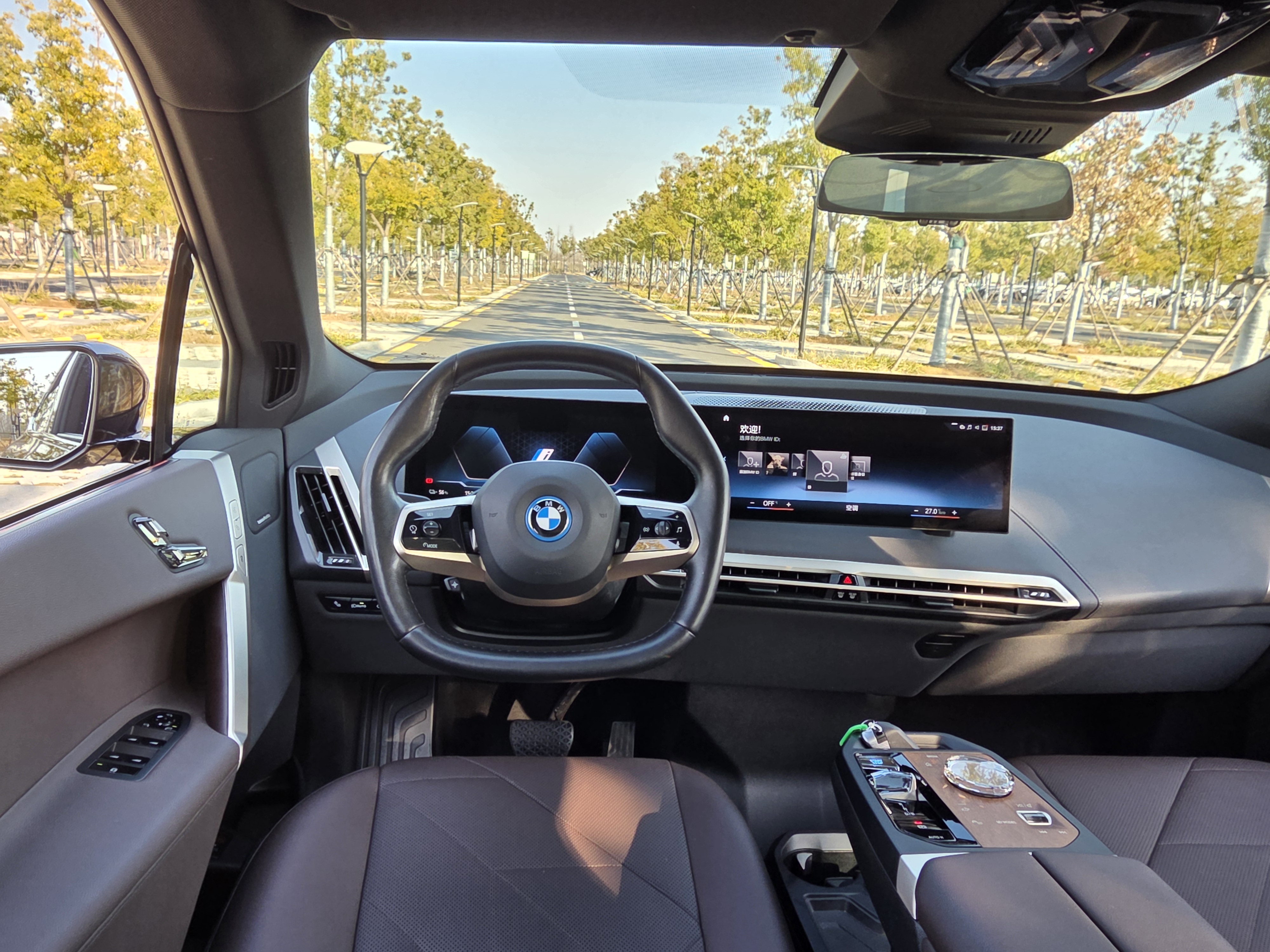 BMW iX 2022 car image #16