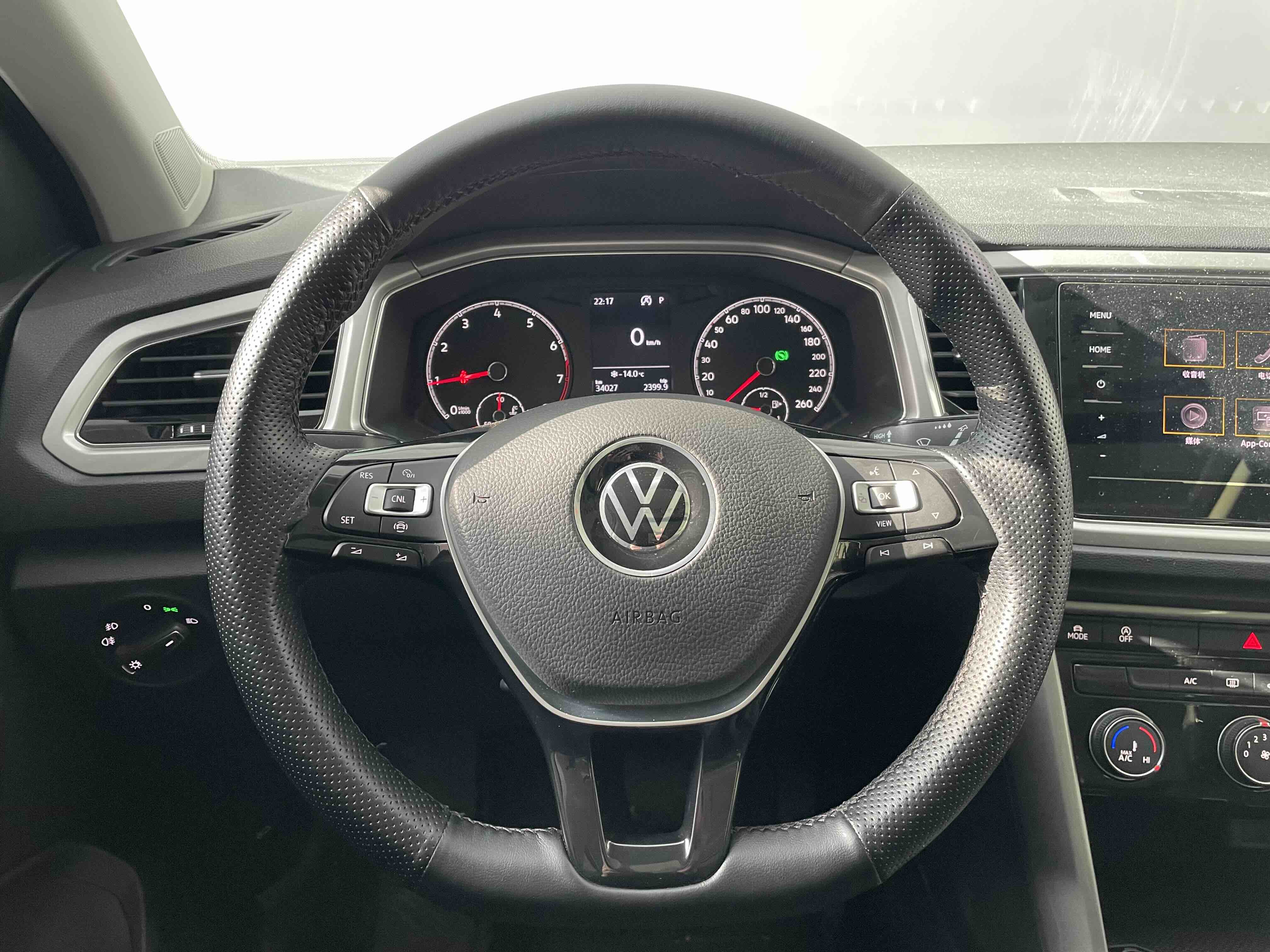 Volkswagen T-Roc 2023 car image #16