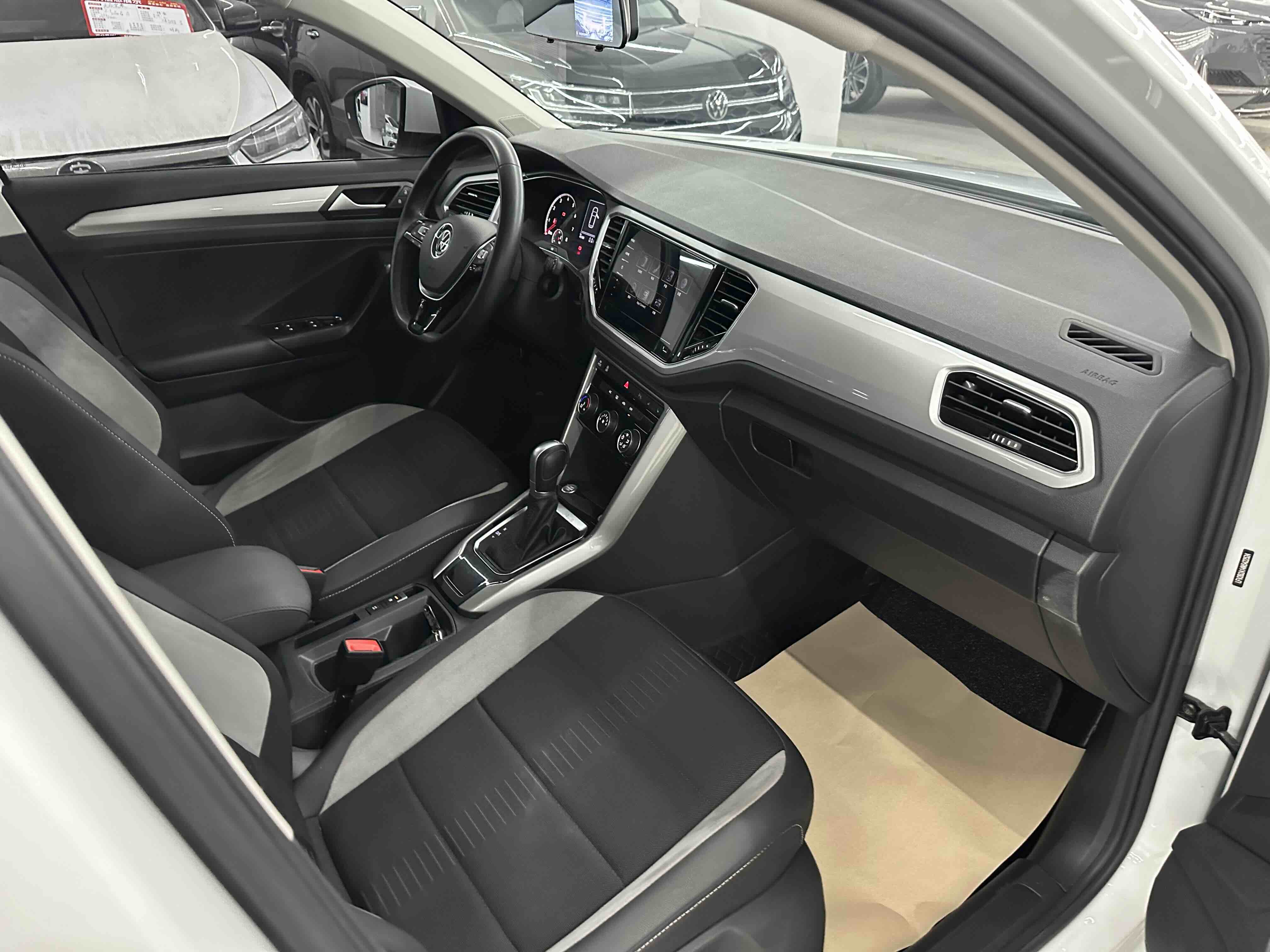 T-Roc 2022 car image #16