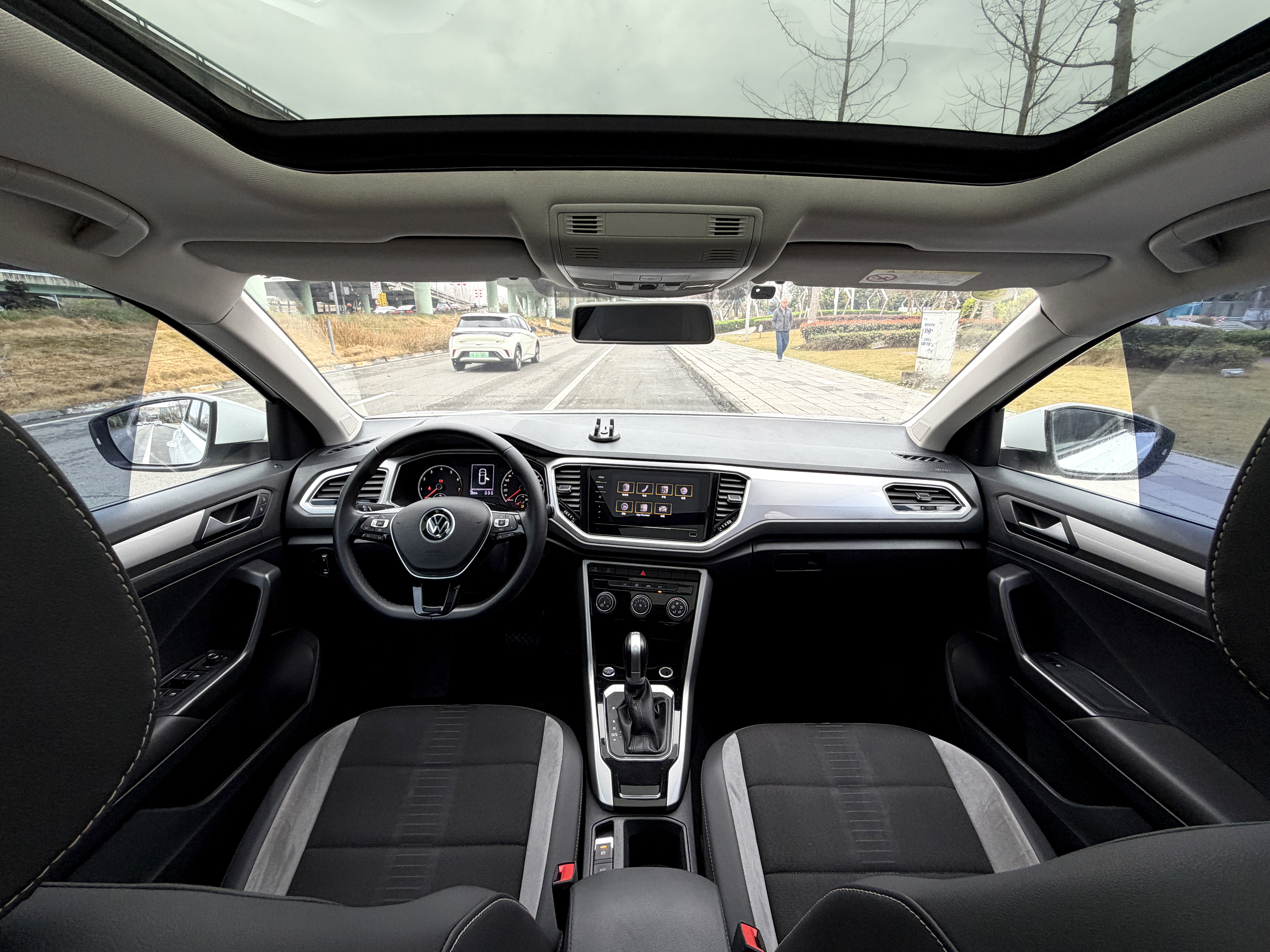 Volkswagen T-Roc 2023 car image #16