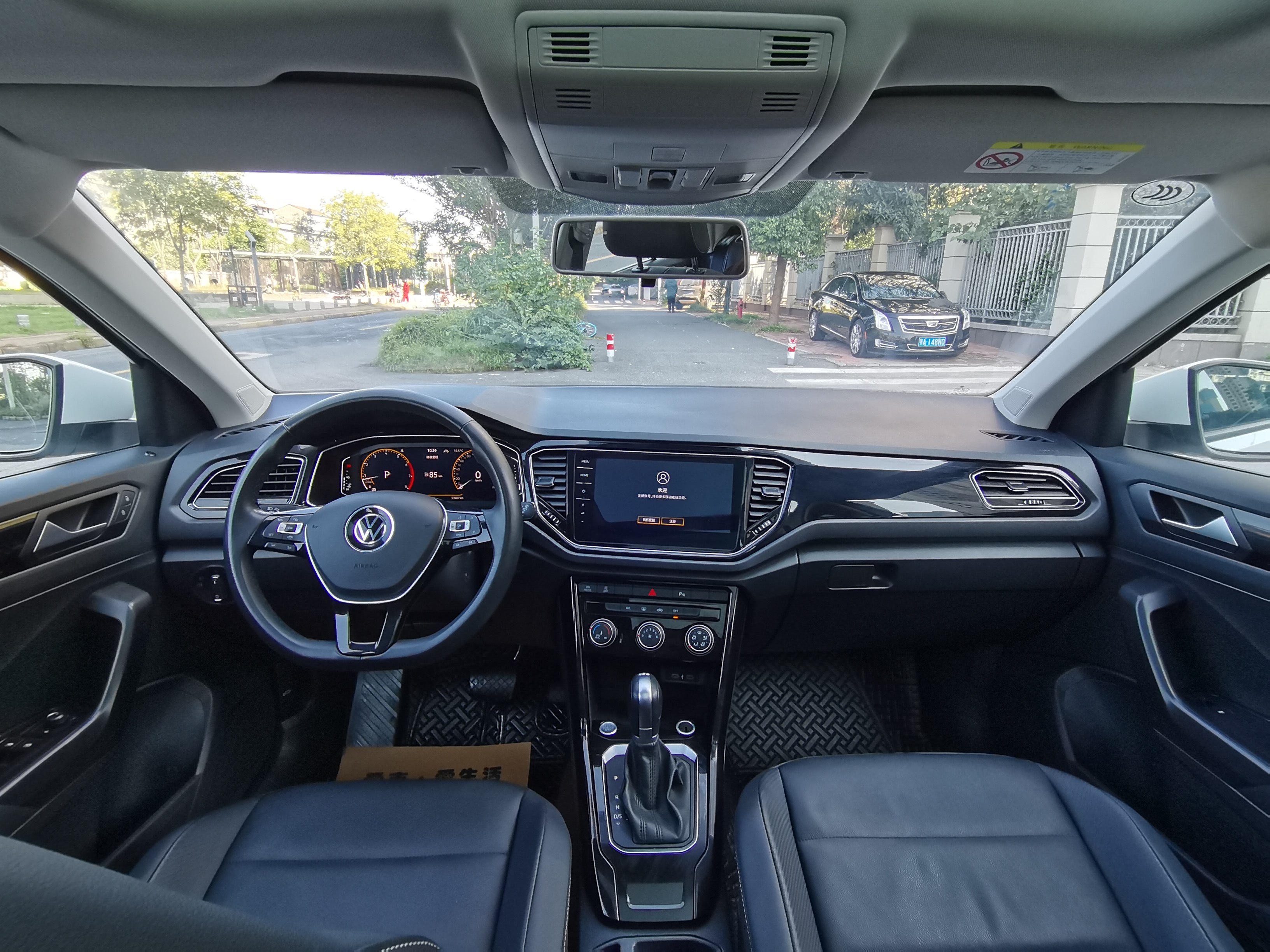 Volkswagen T-Roc 2023 car image #16