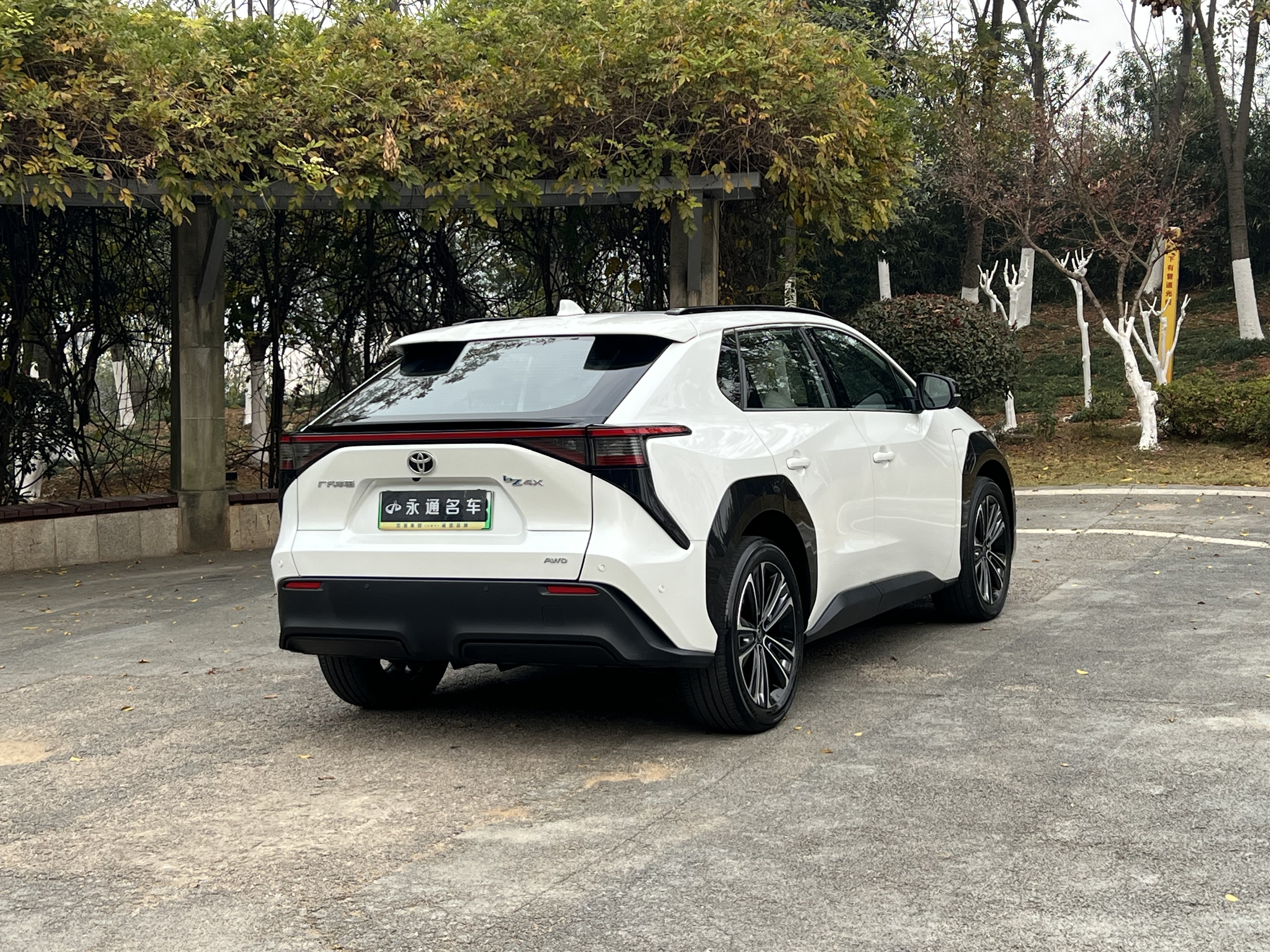 Toyota bZ4X 2022 immagine di auto #16