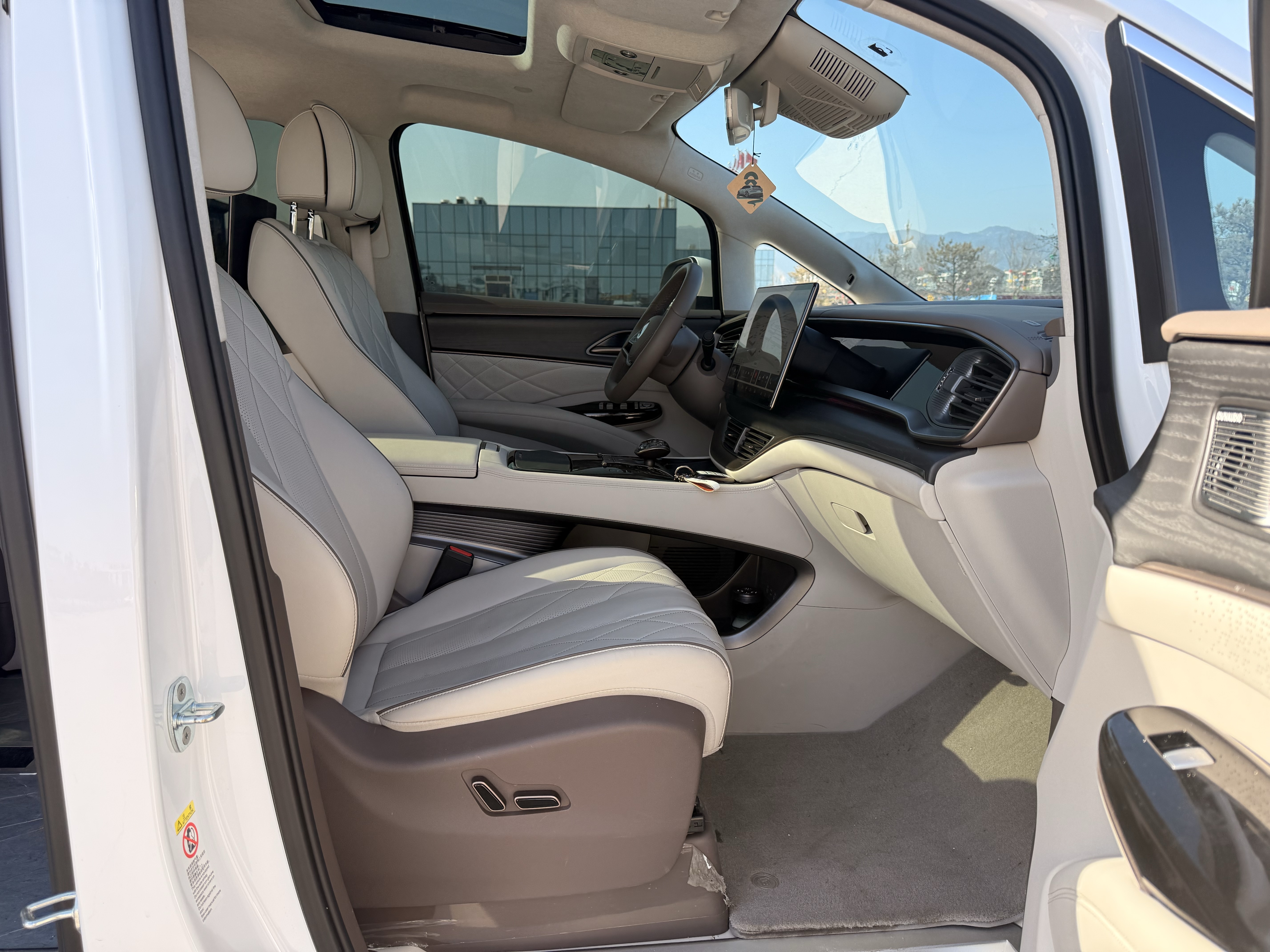 Denza D9 2024 car image #16