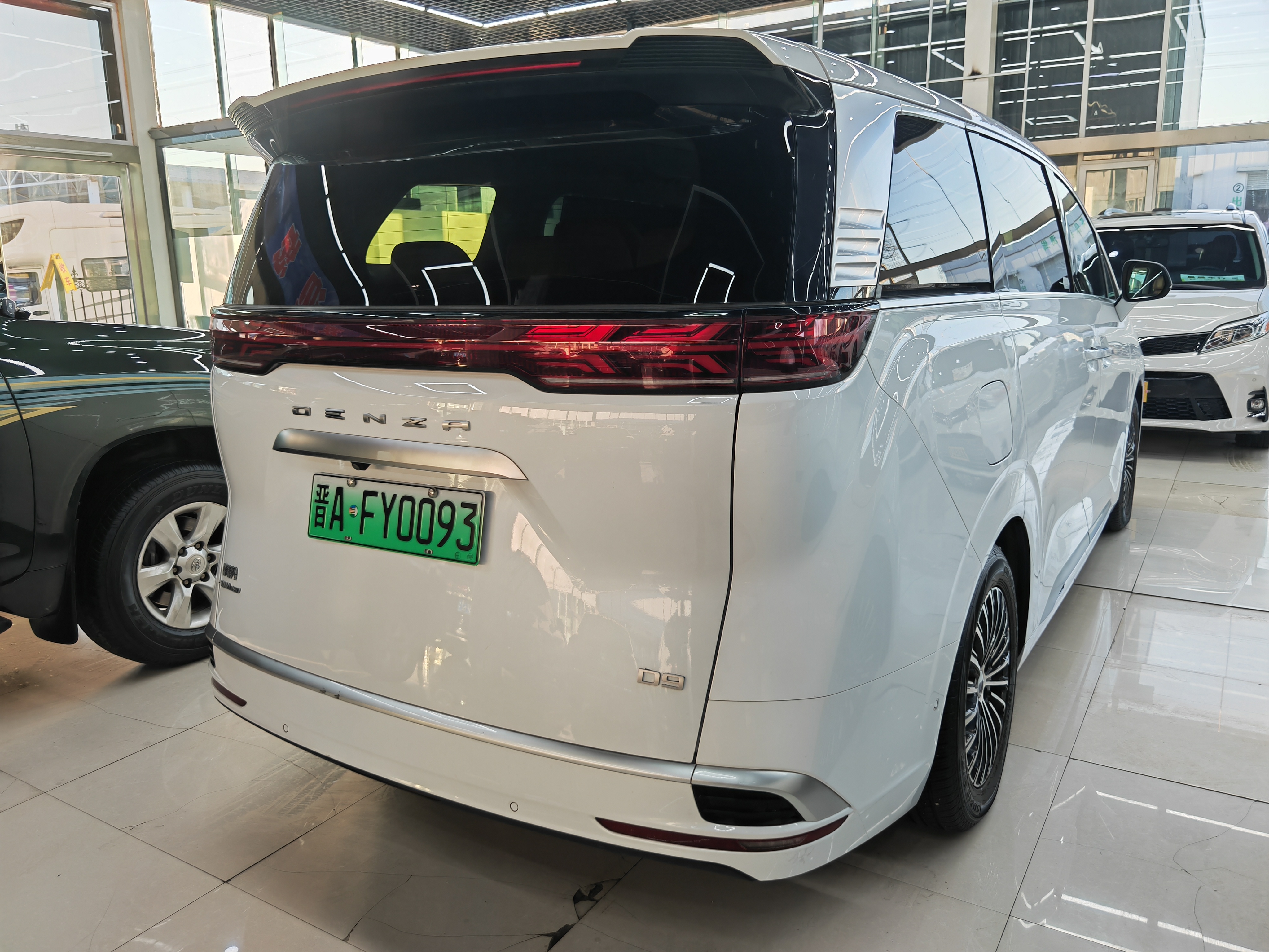 Denza D9 2023 صورة سيارة #16