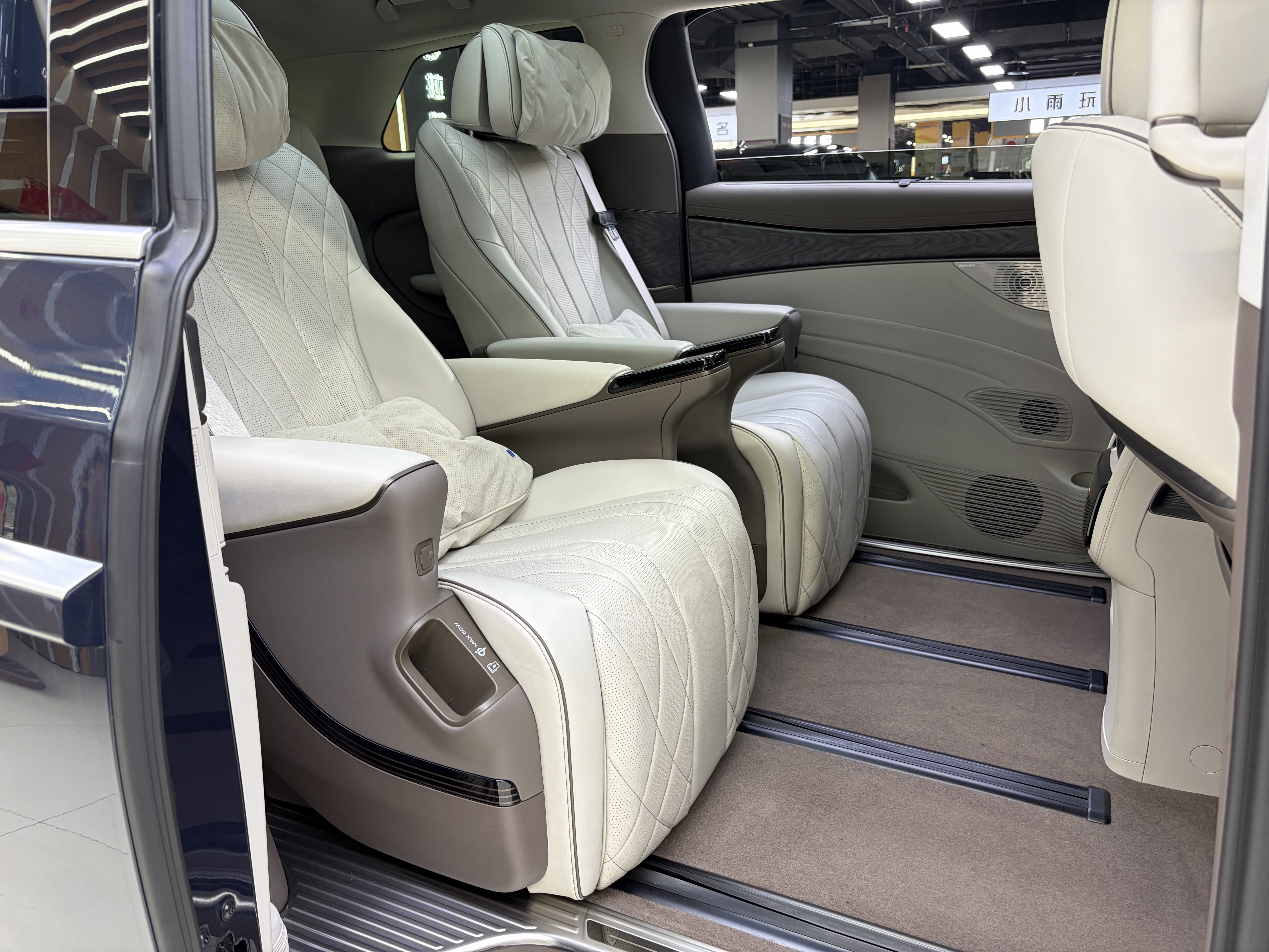 Denza D9 2023 صورة سيارة #16