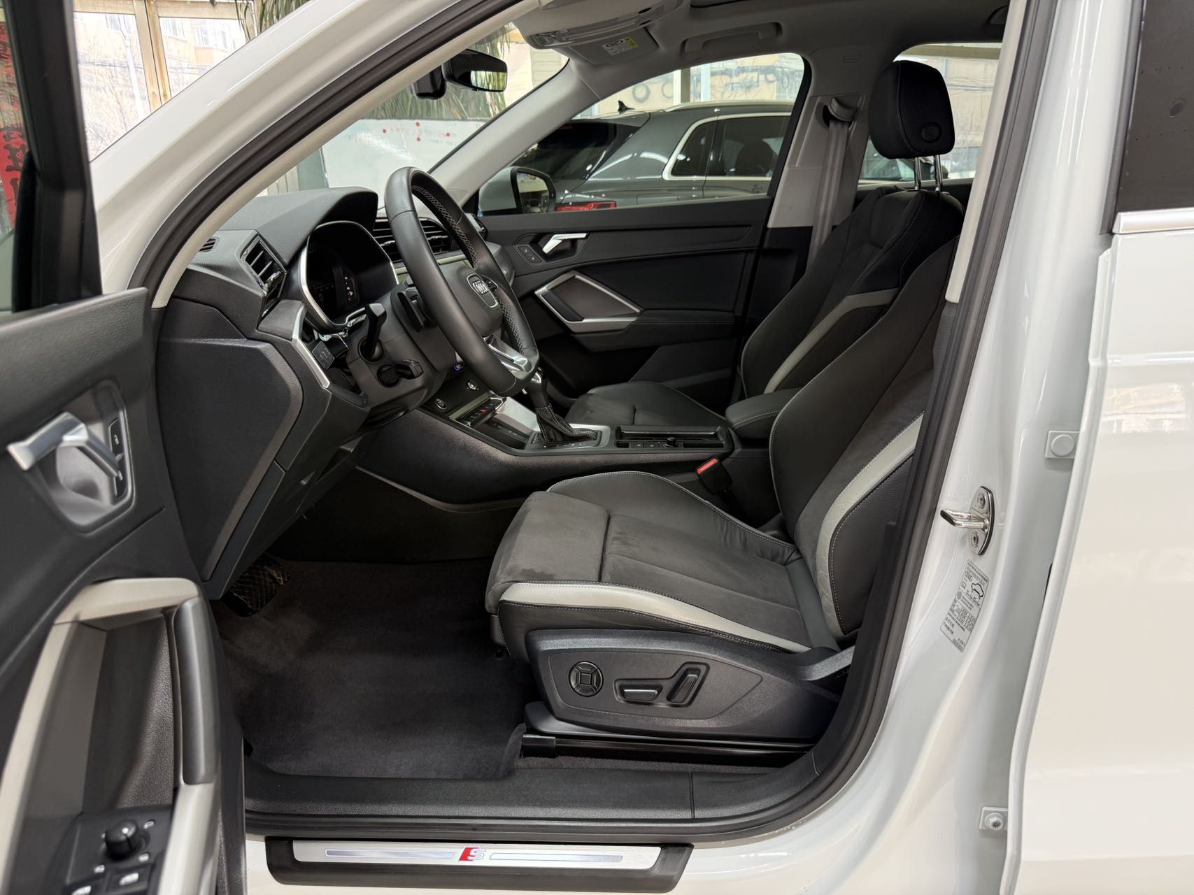 Audi Q3 2023 car image #16