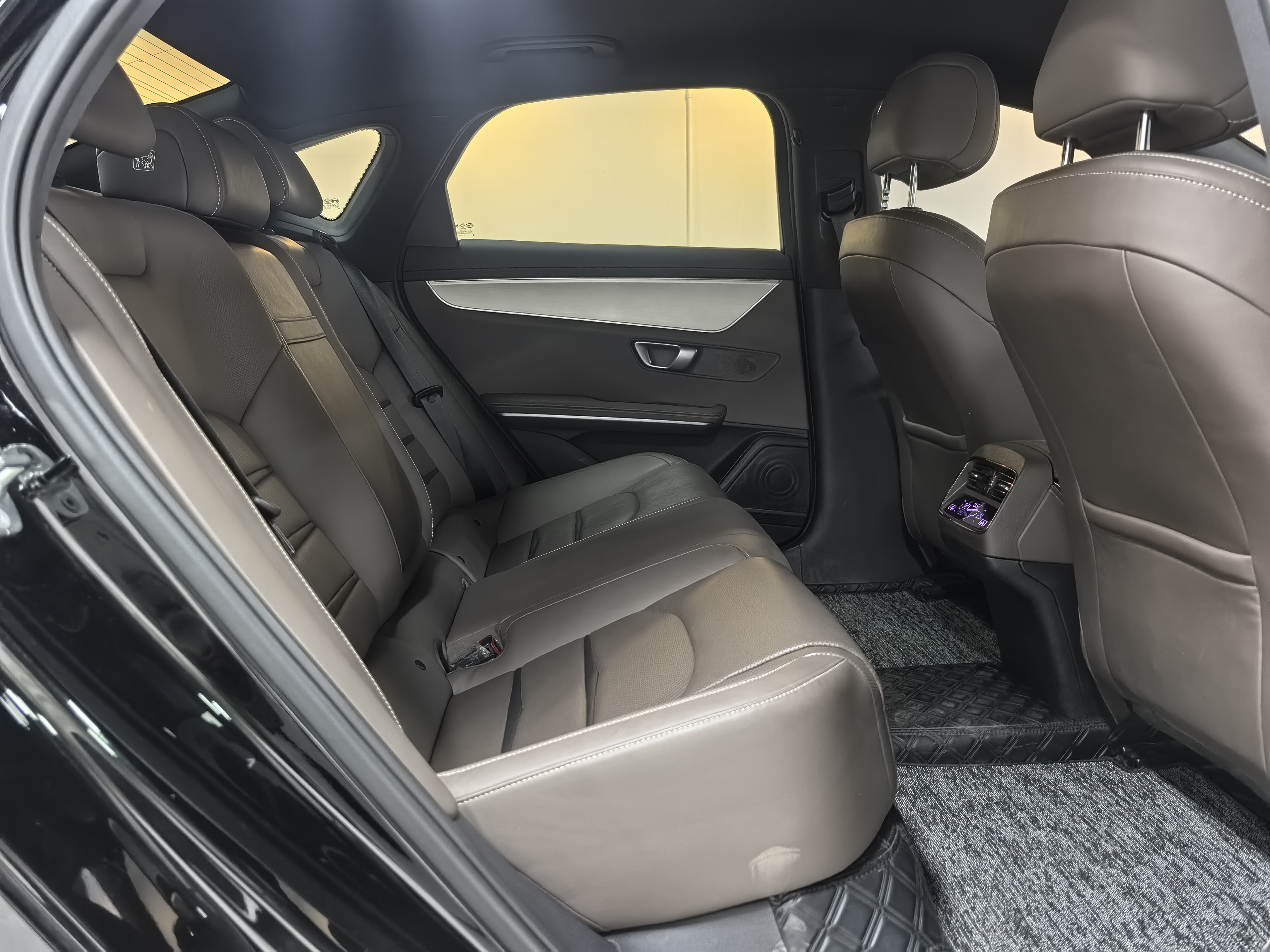 BYD e9 2023 car image #16