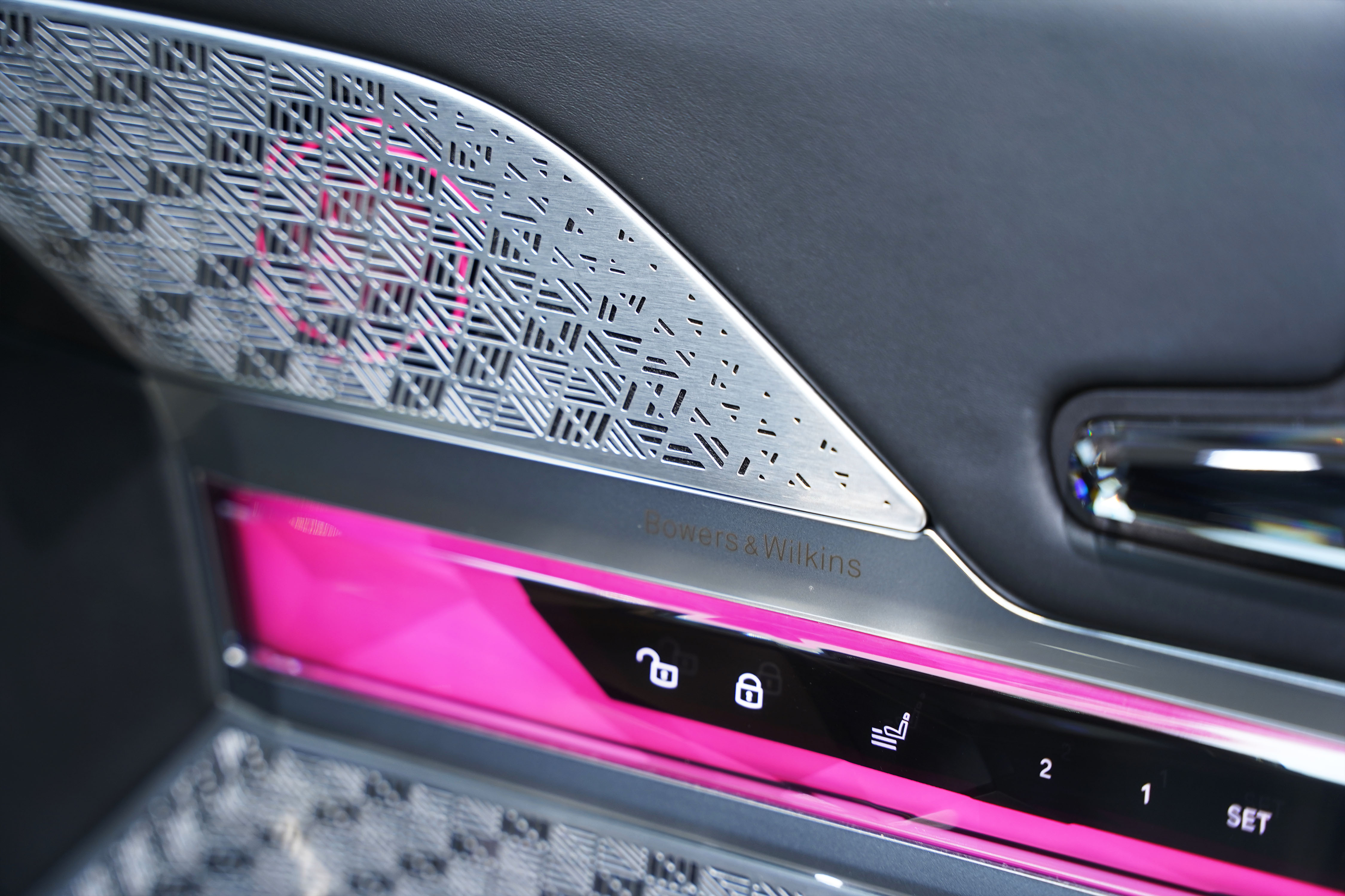 BMW i7 2023 car image #16