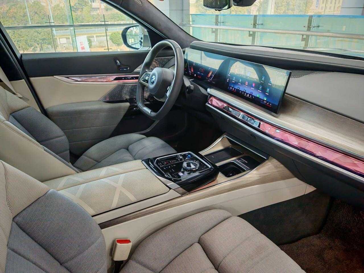 BMW i7 2022 immagine di auto #16