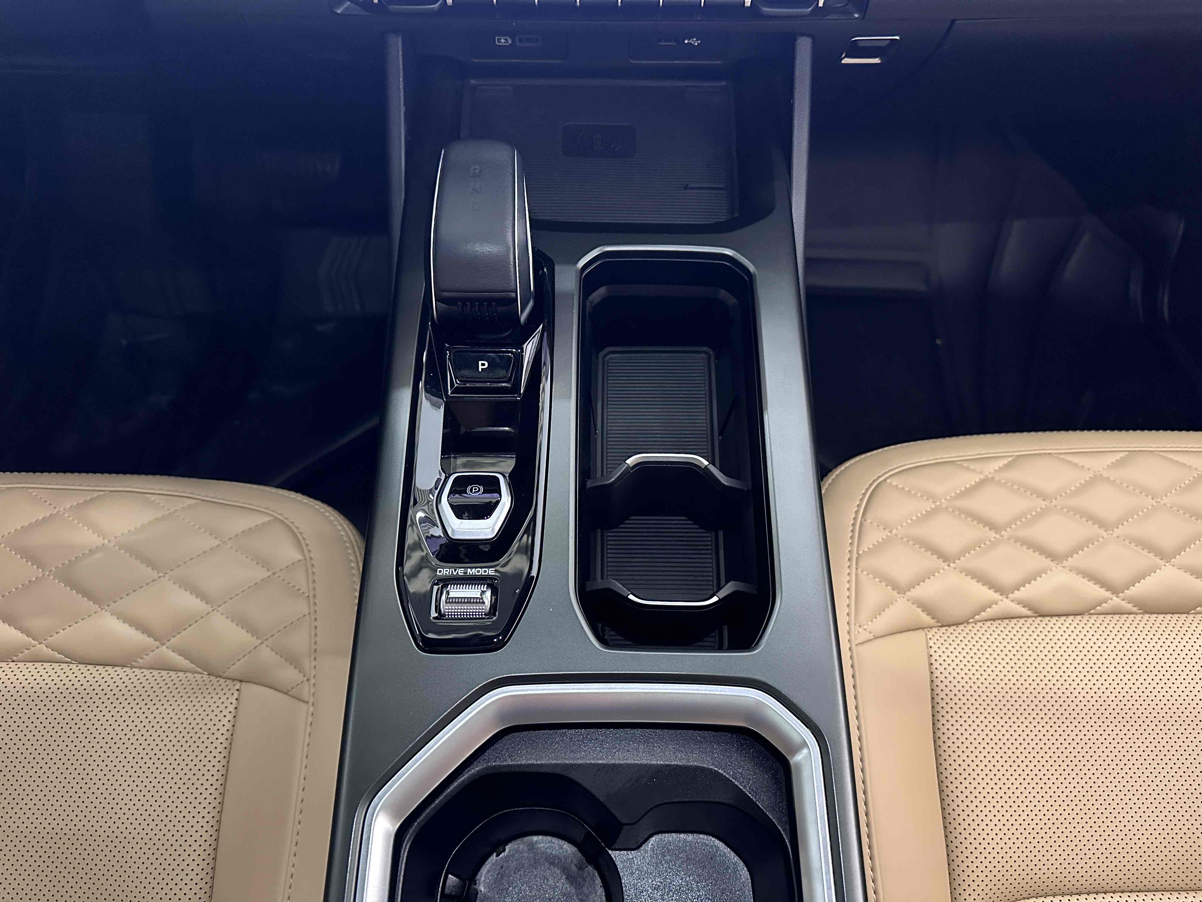 GEELY Okavango L 2023 car image #16