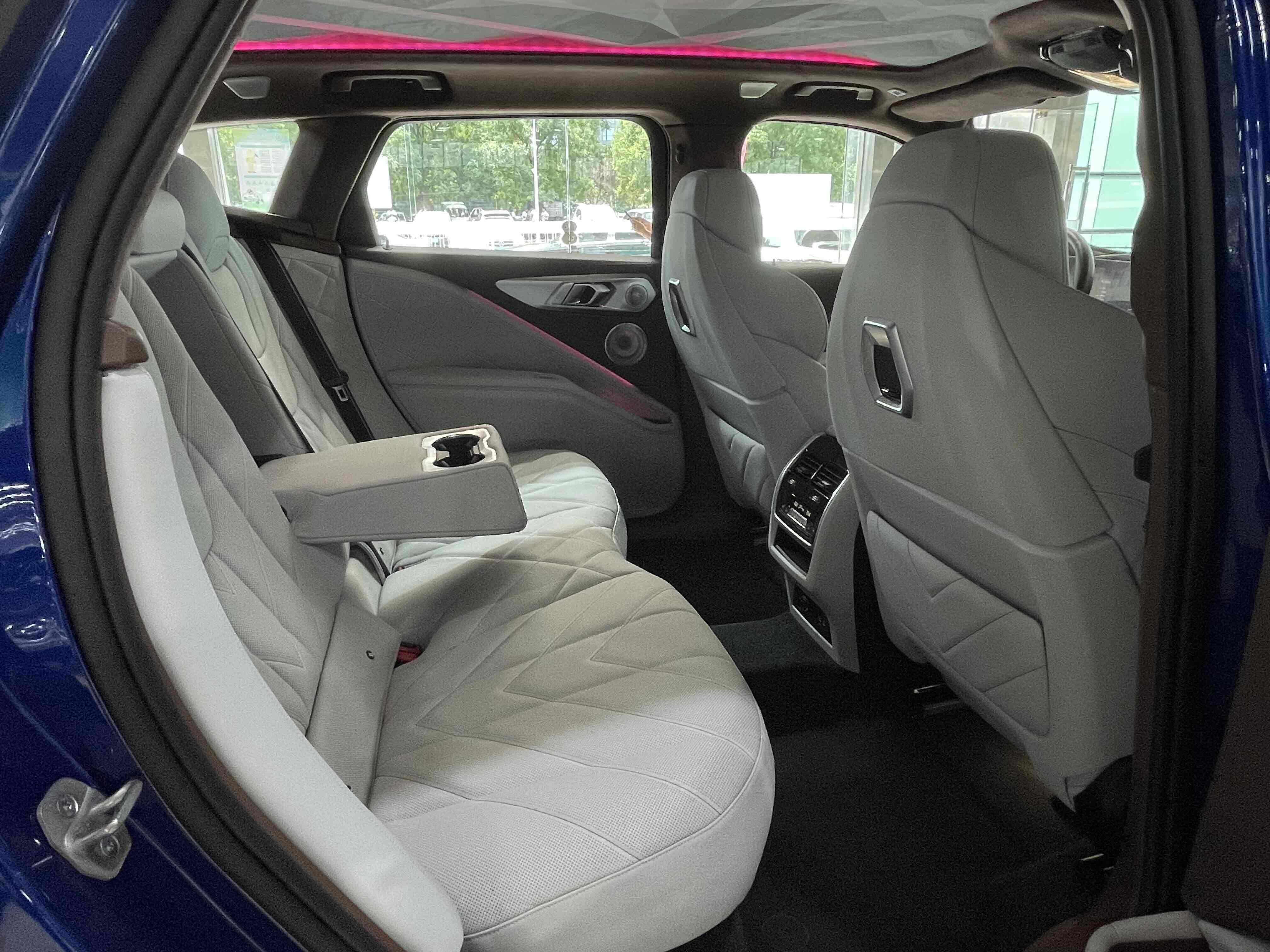 BMW XM 2024 car image #16