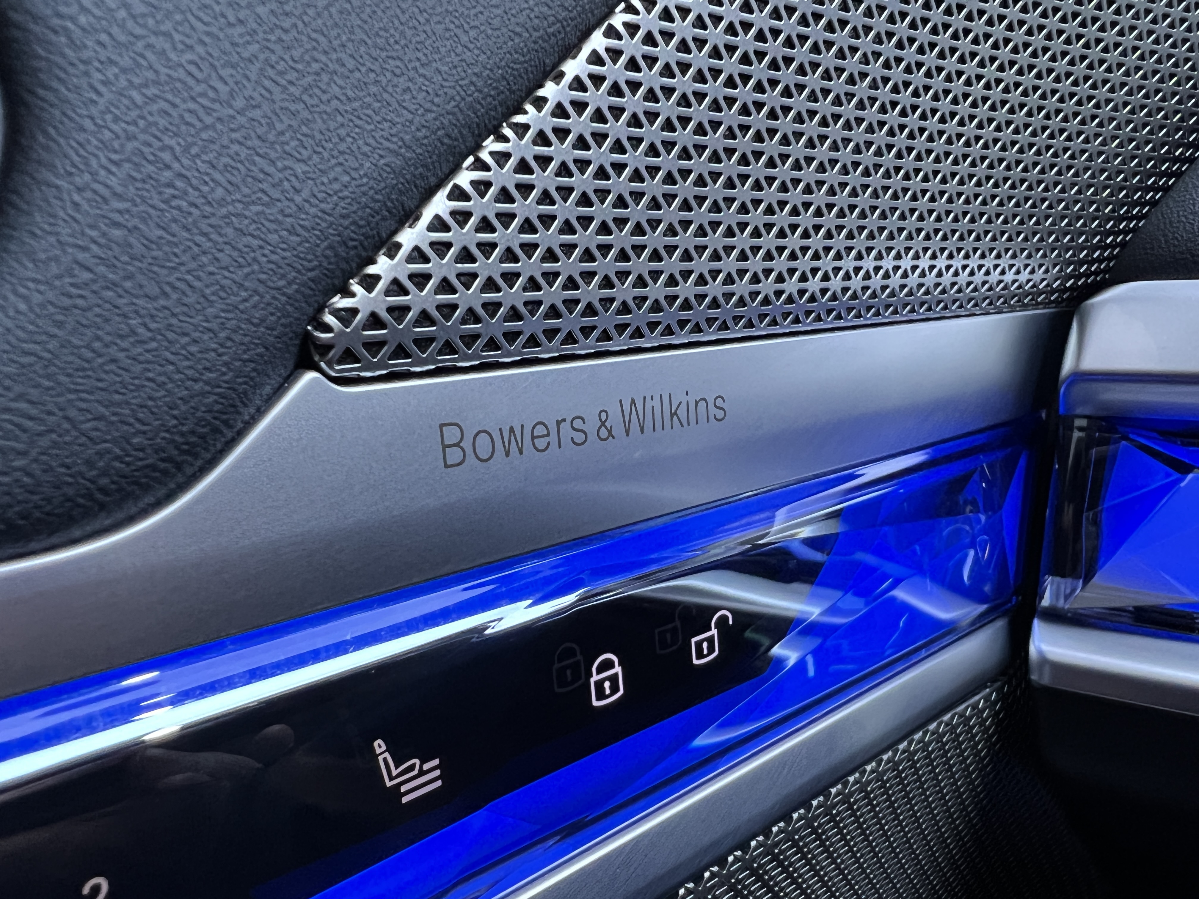 BMW i7 2023 car image #16