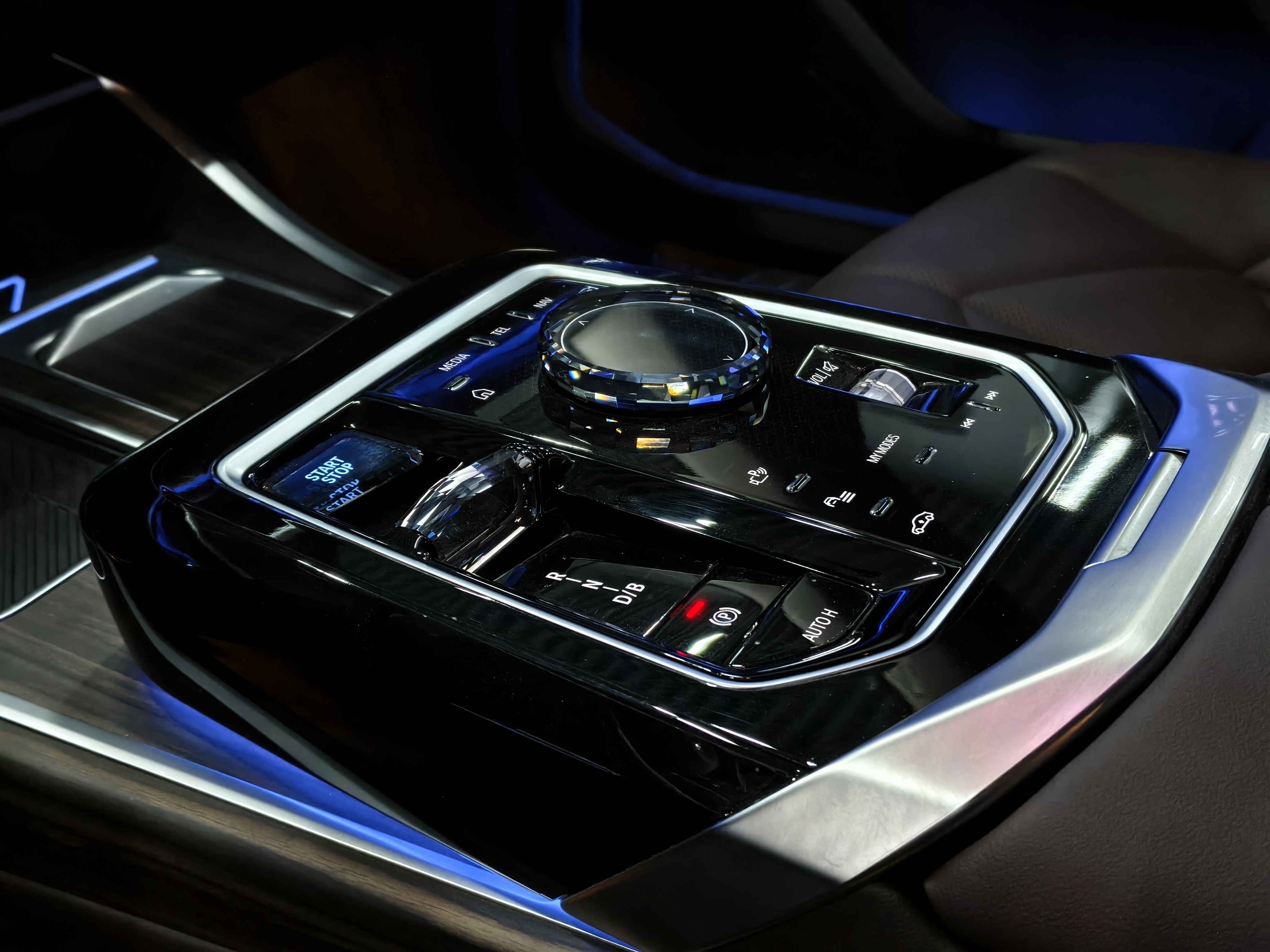 BMW i7 M70L 2024 car image #16