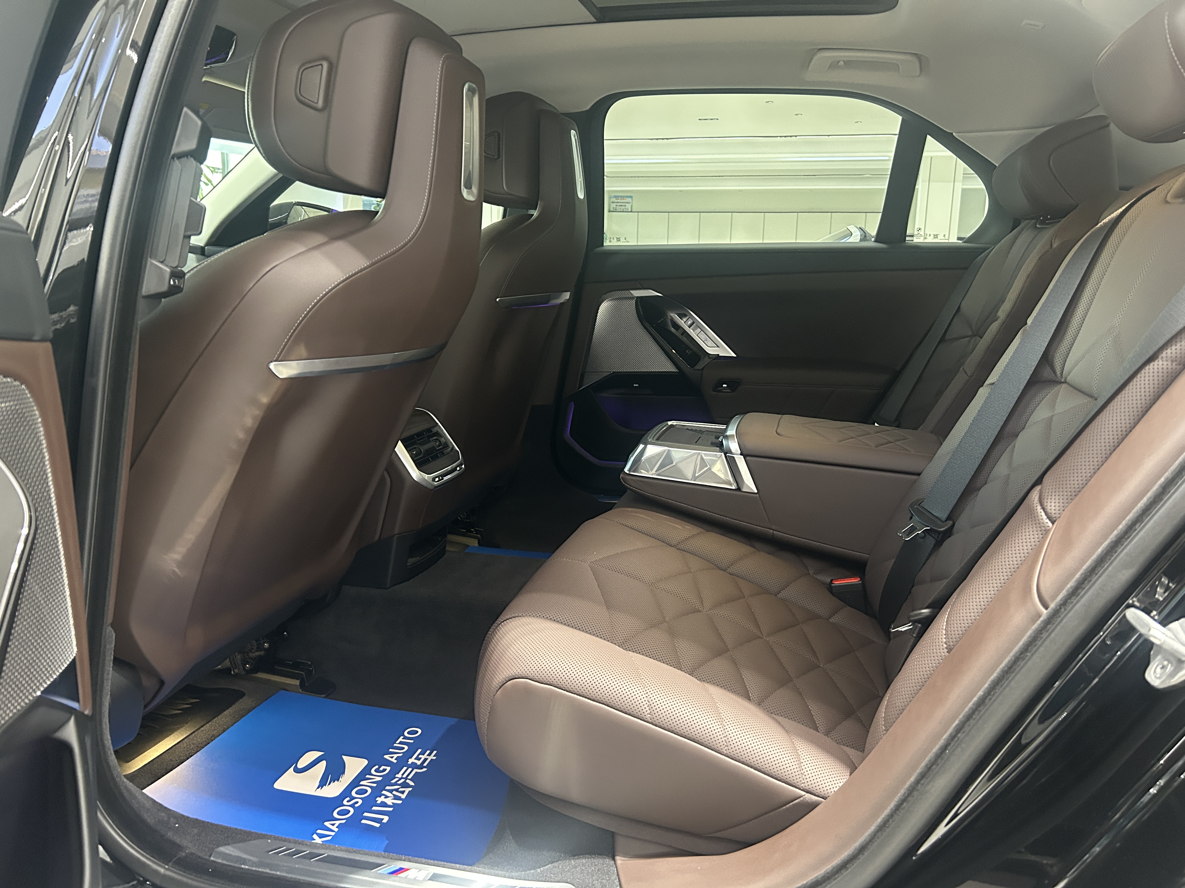 BMW i7 2023 car image #16