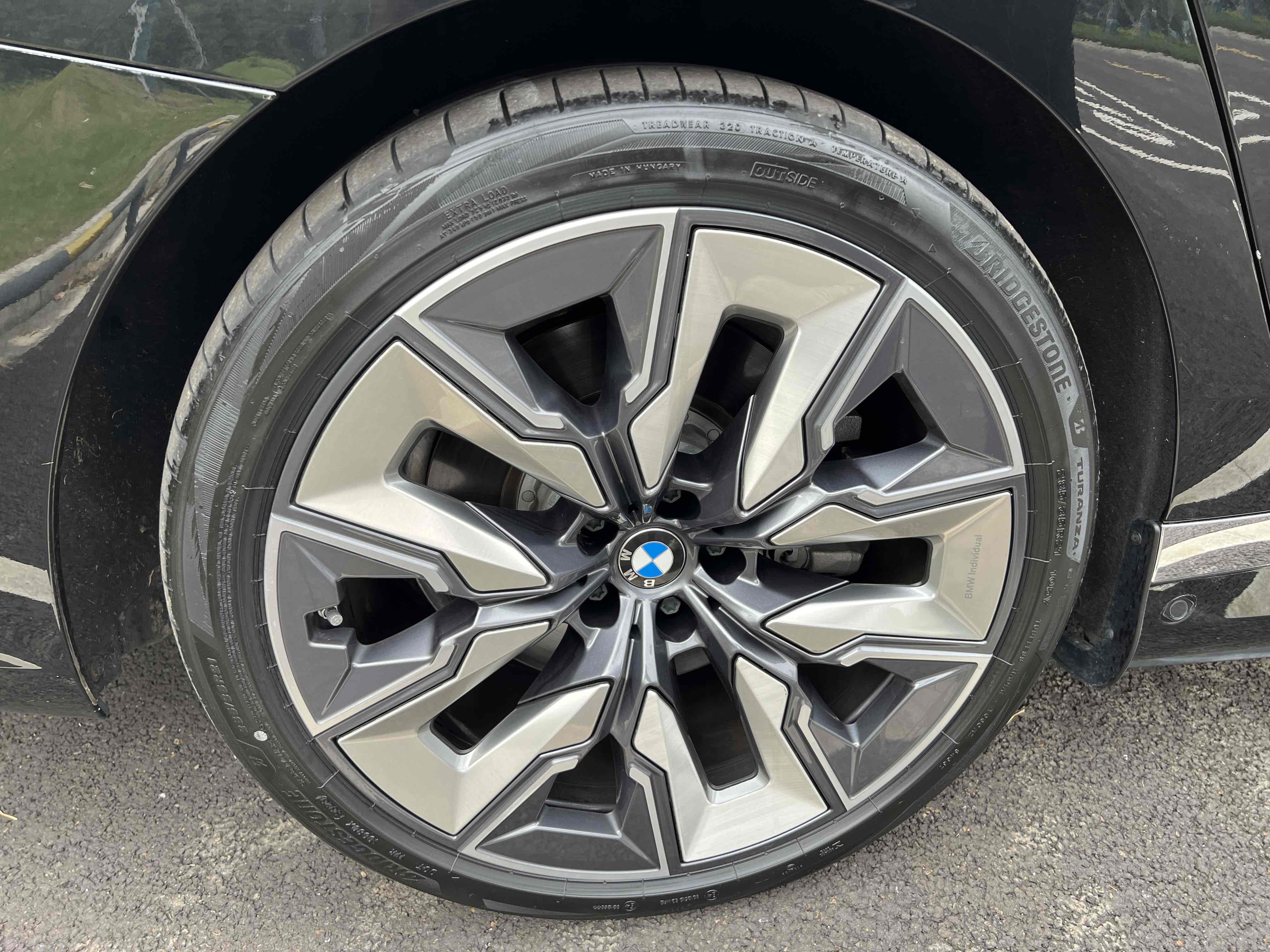 BMW i7 M70L 2024 car image #16