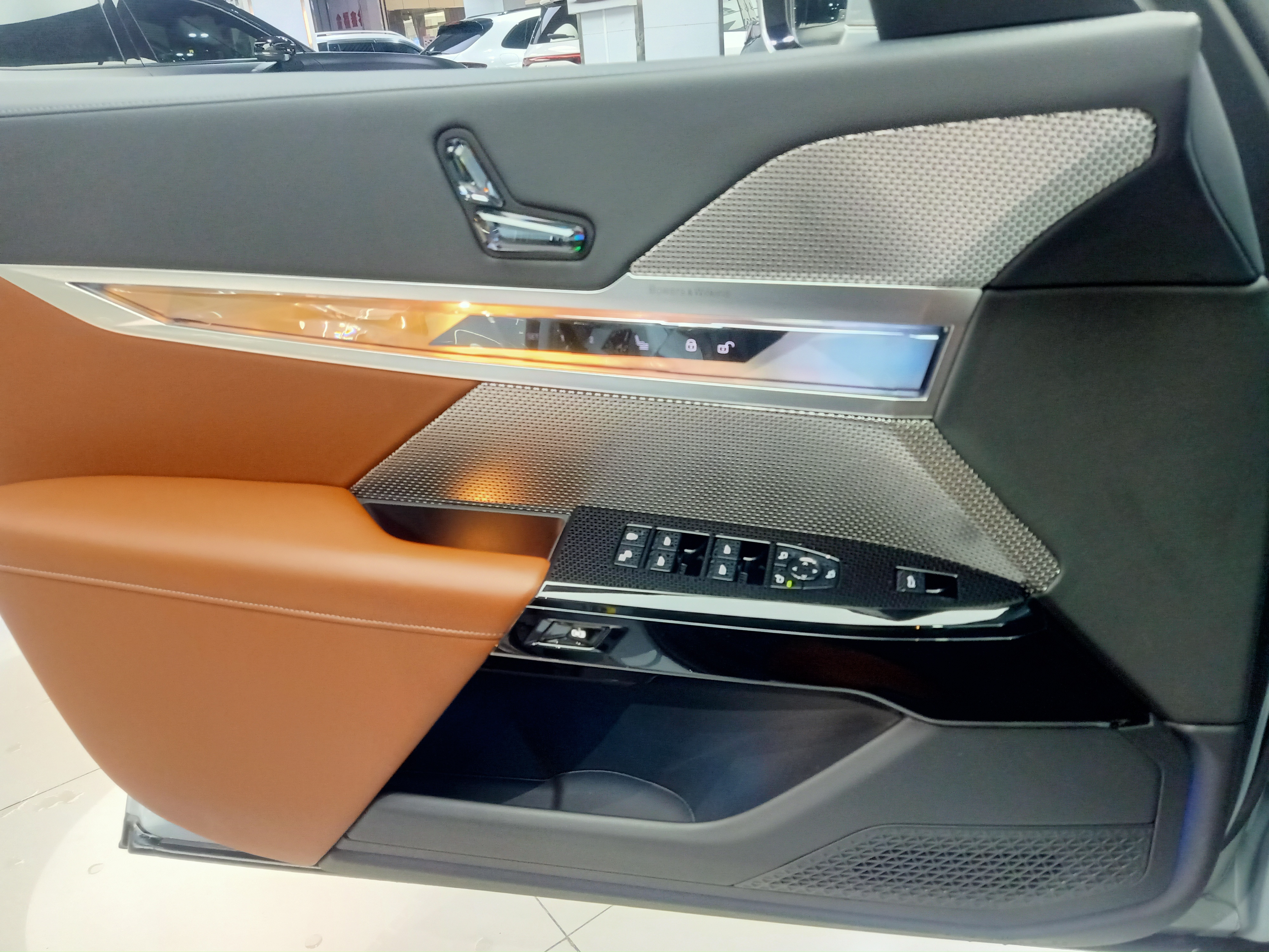 BMW i7 2023 car image #16