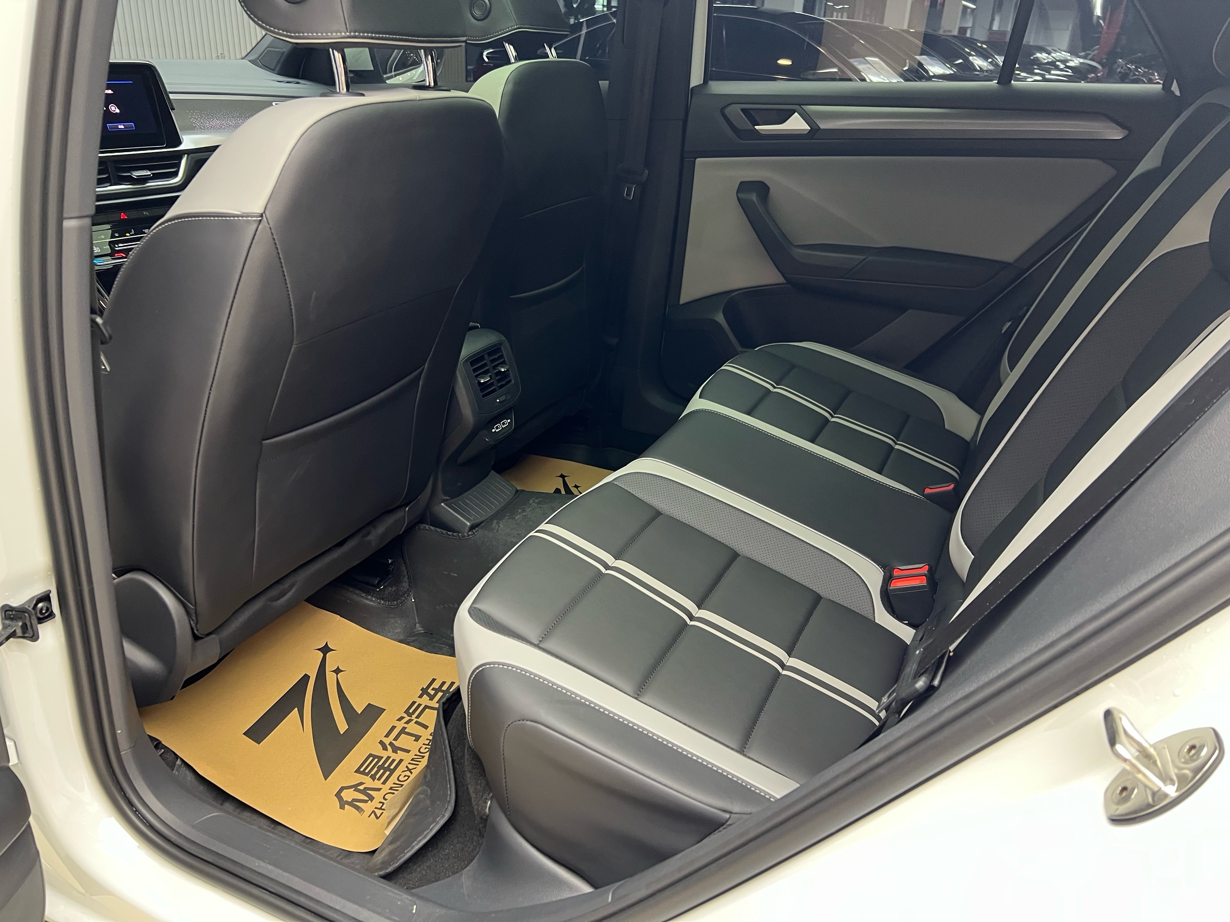 Volkswagen T-Roc 2023 car image #16