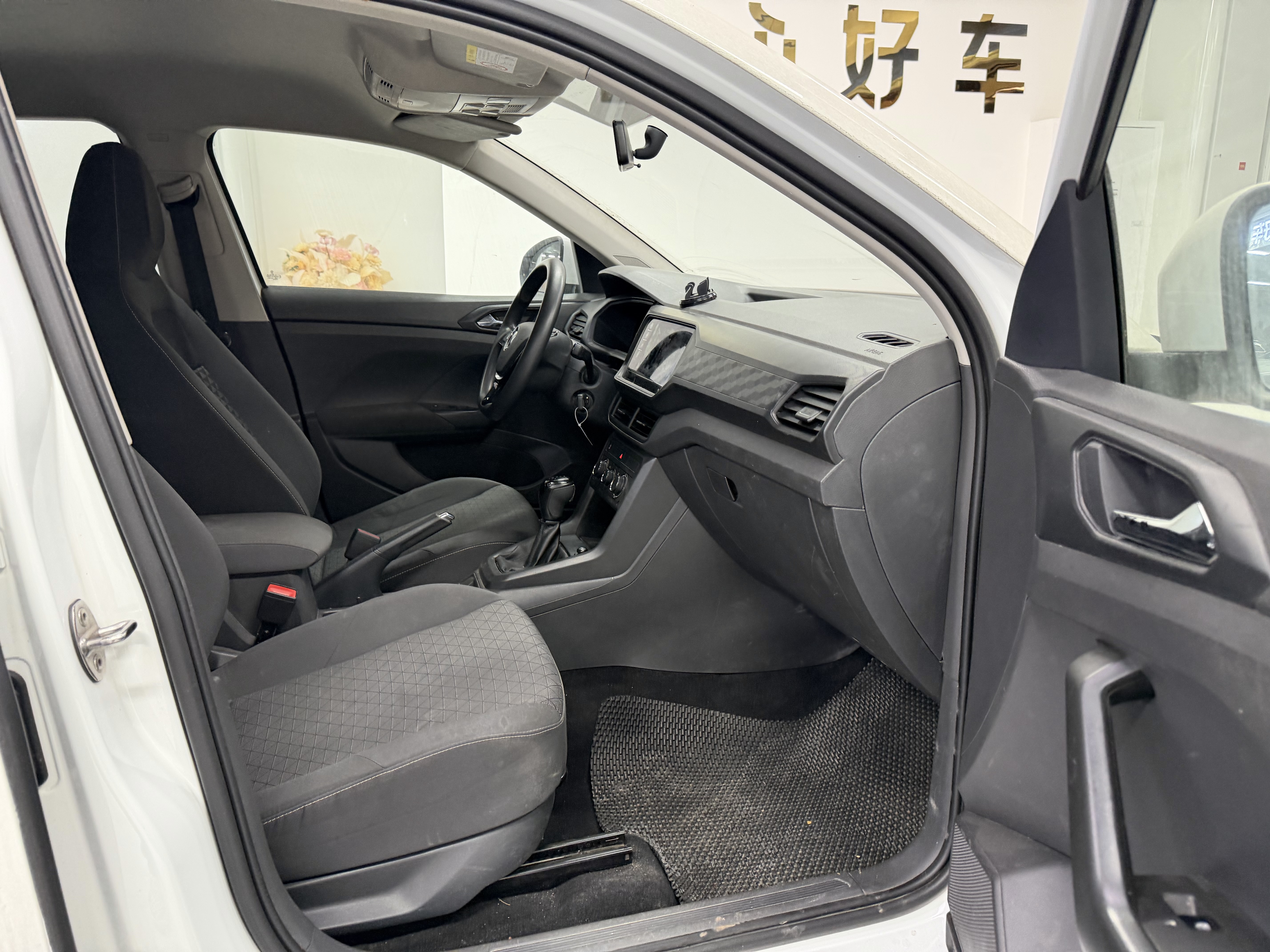 Volkswagen T-Cross 2024 car image #16
