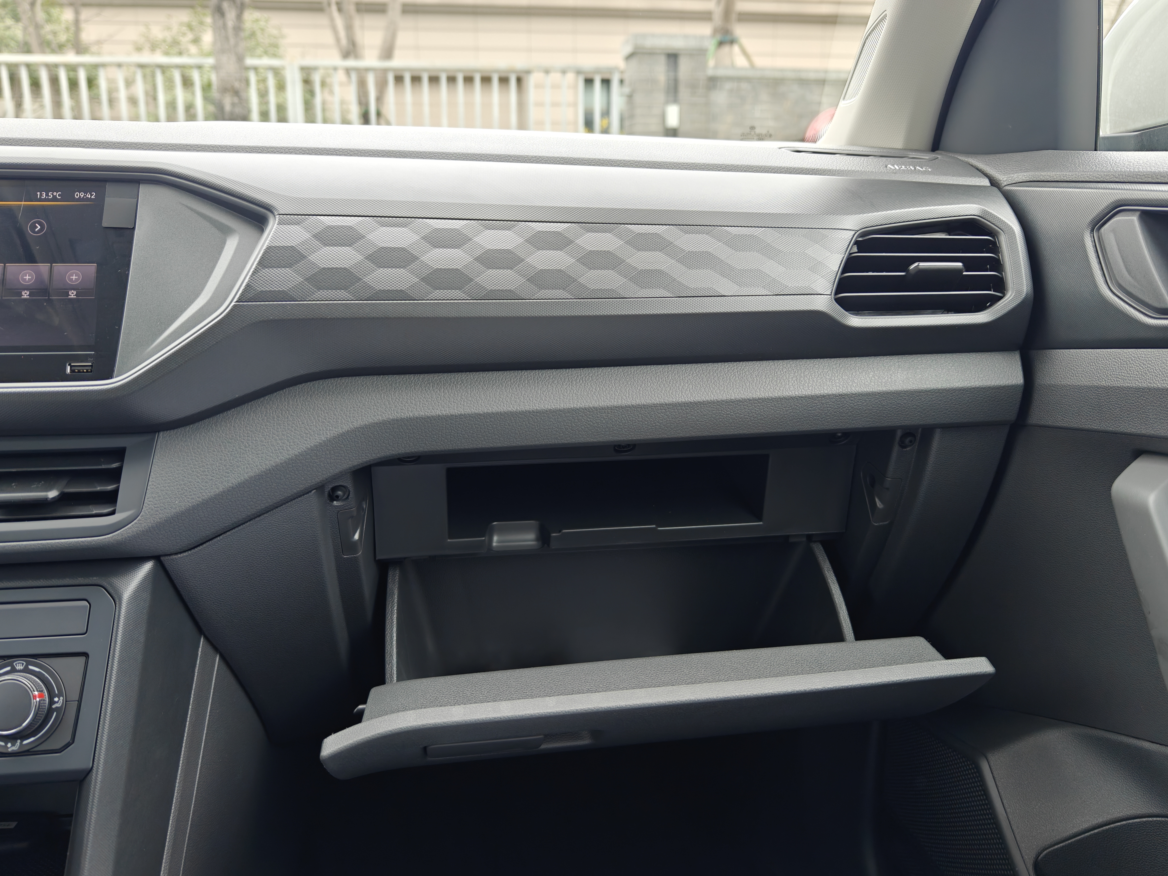 Volkswagen T-Cross 2026 car image #16