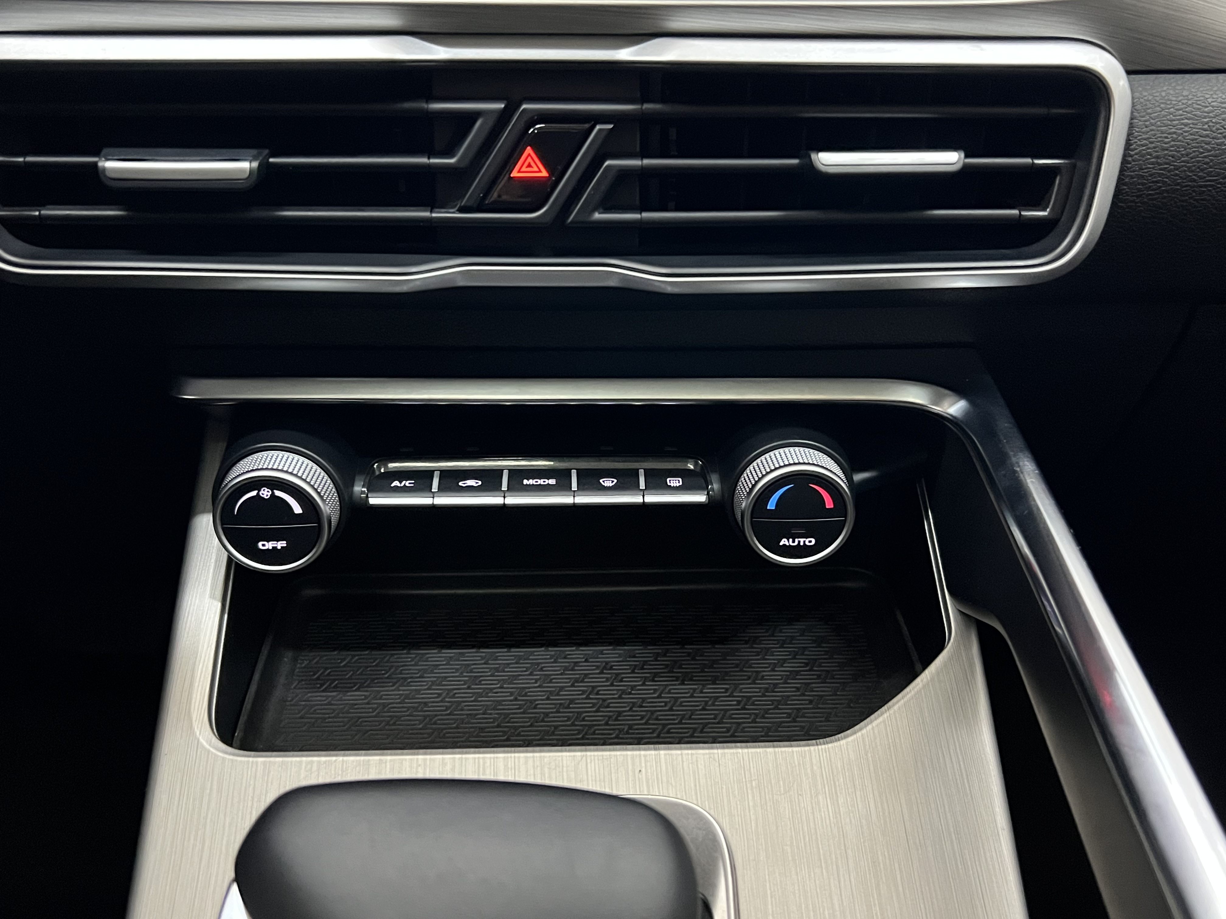 GEELY Coolray 2024 car image #16