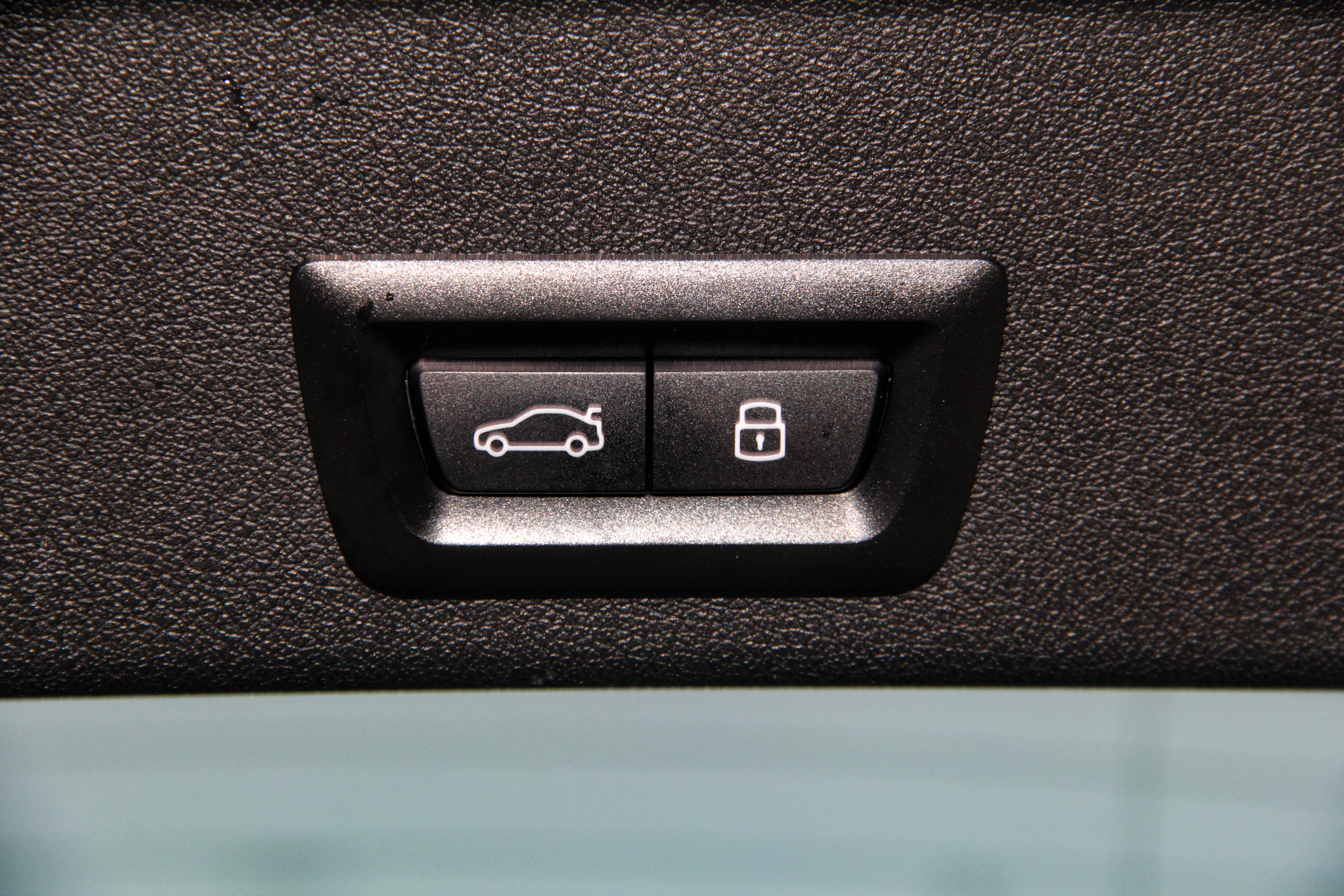 BMW X6 2023 car image #16