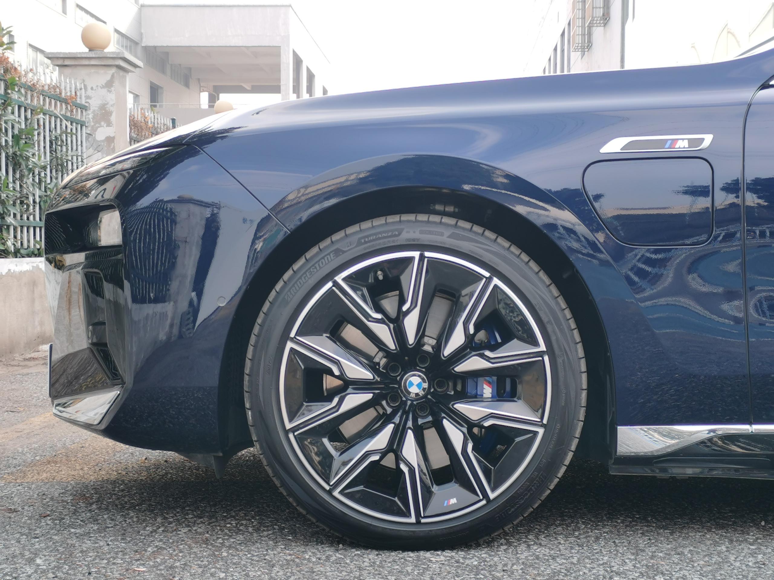 BMW M760Le 2025 car image #16