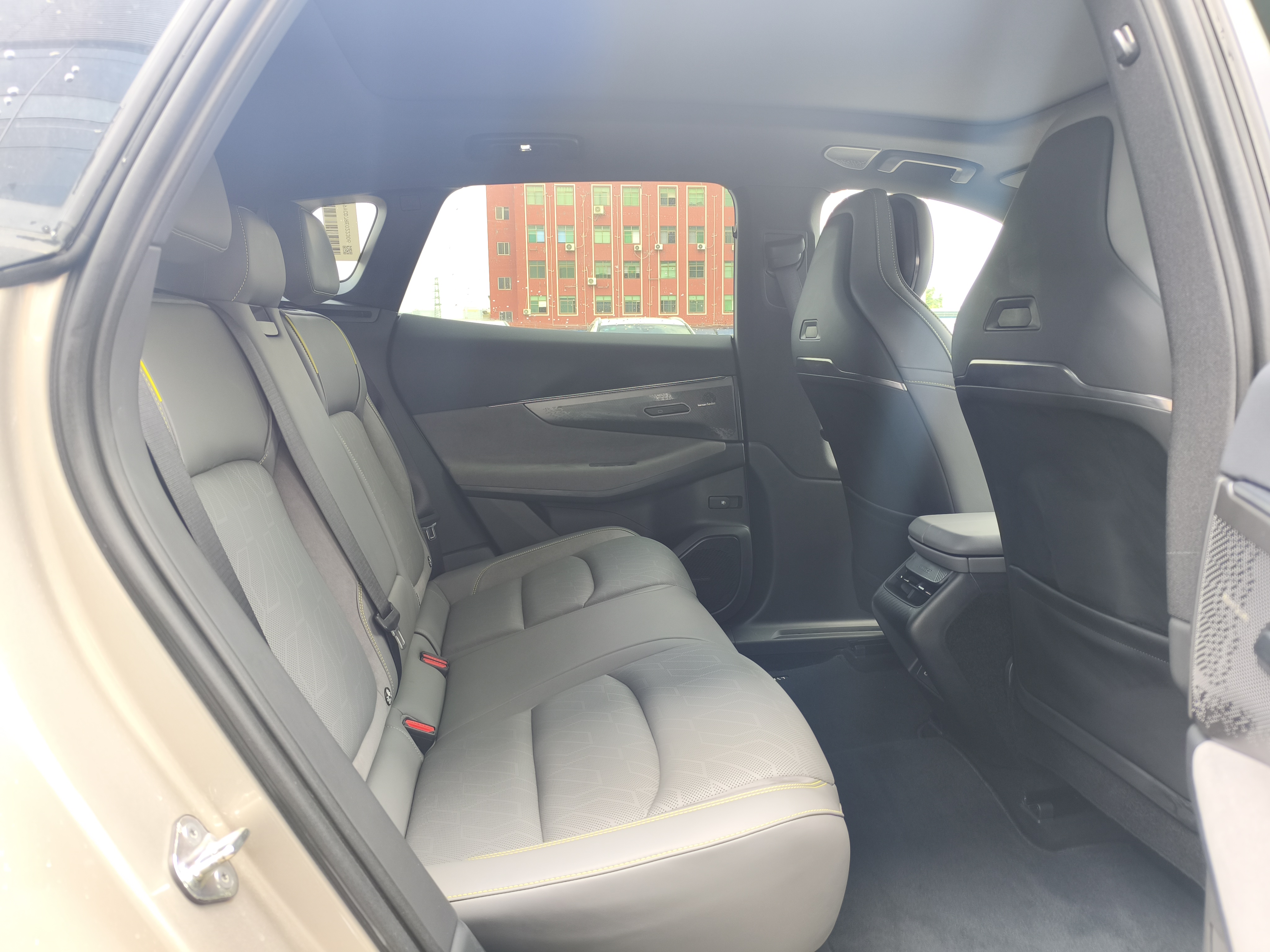 Lynk & Co 08 EM-P 2024 car image #16