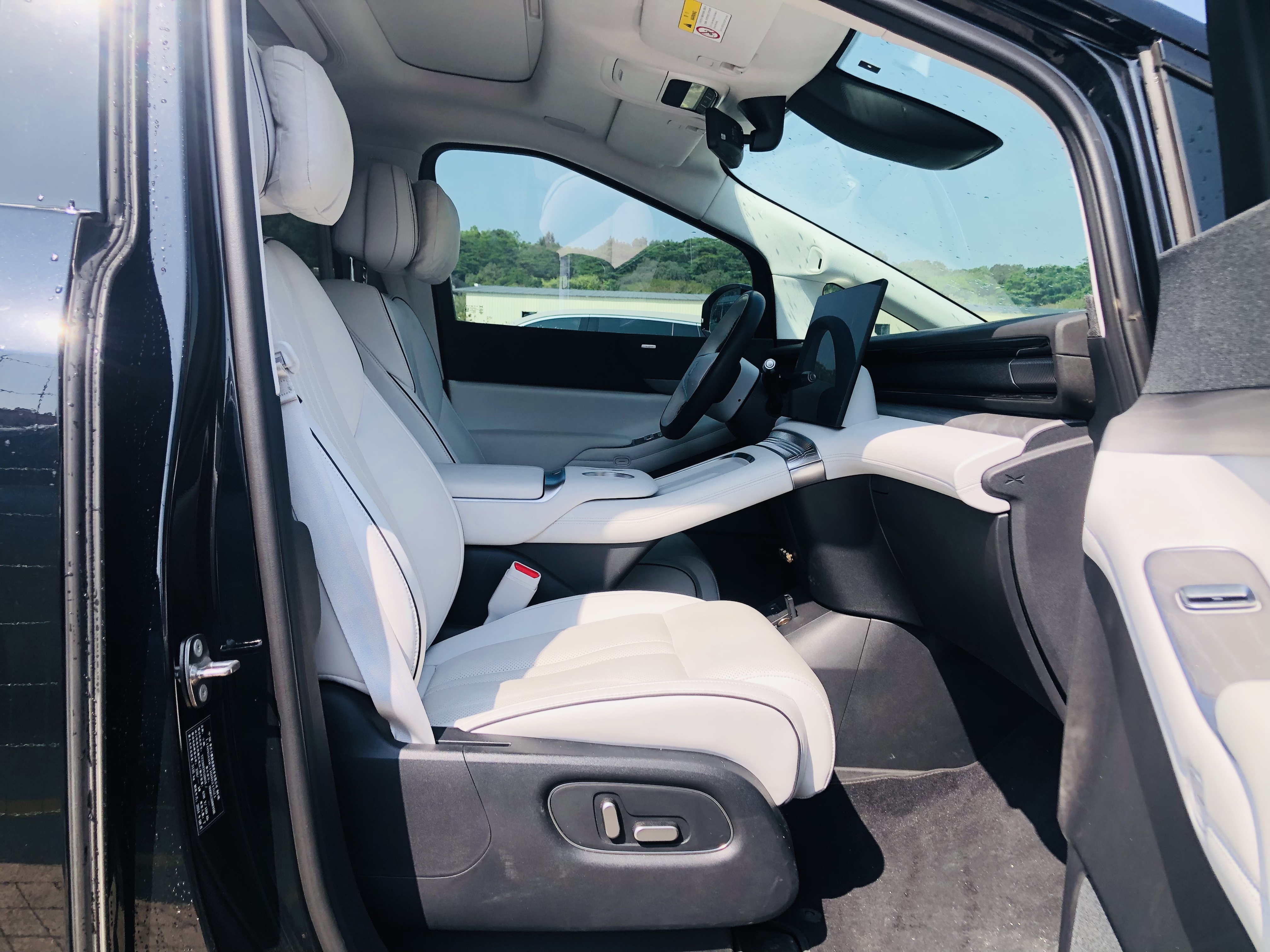 Xpeng X9 2025 изображение автомобиля #16