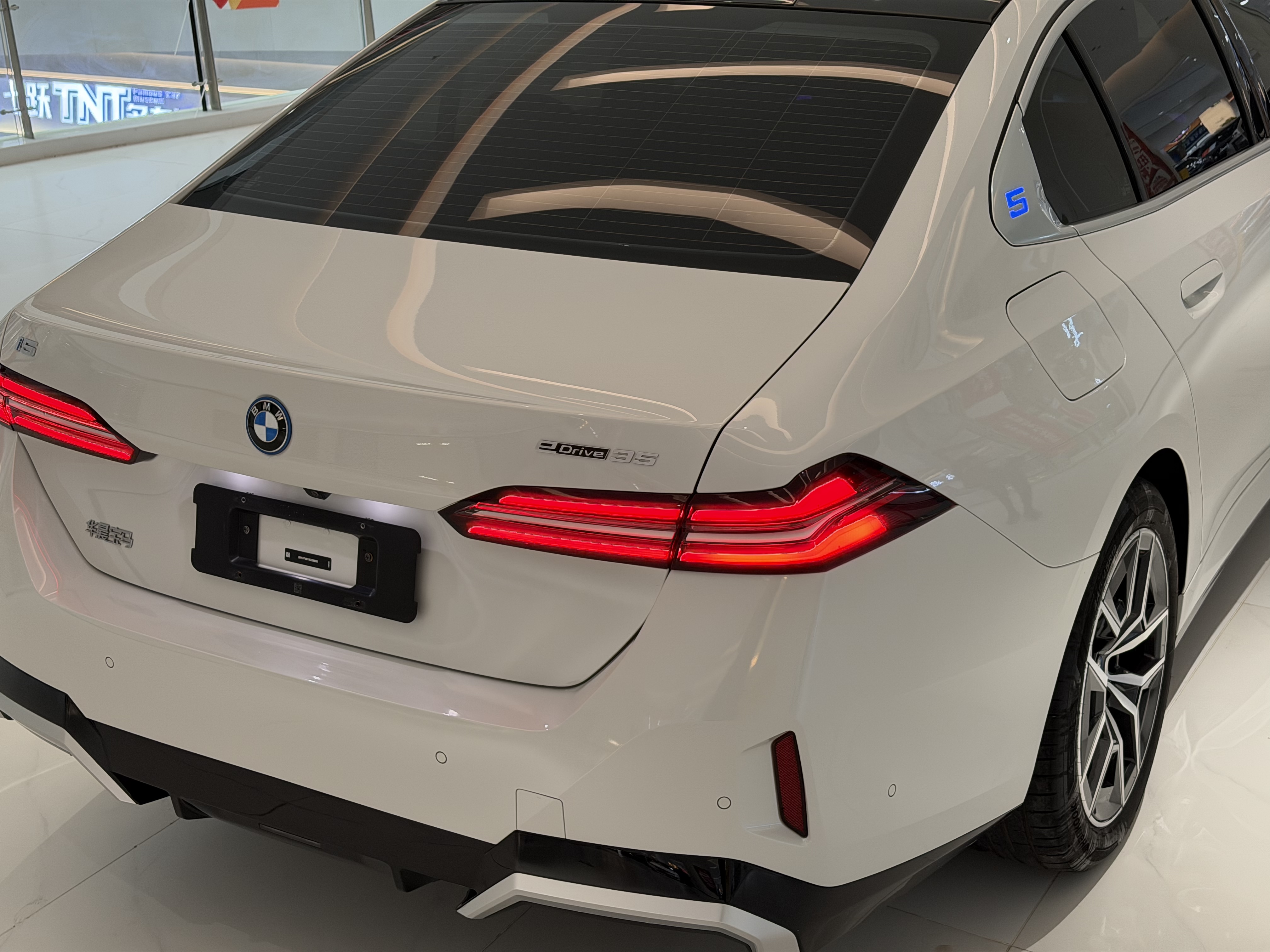 BMW i5 2024 car image #16