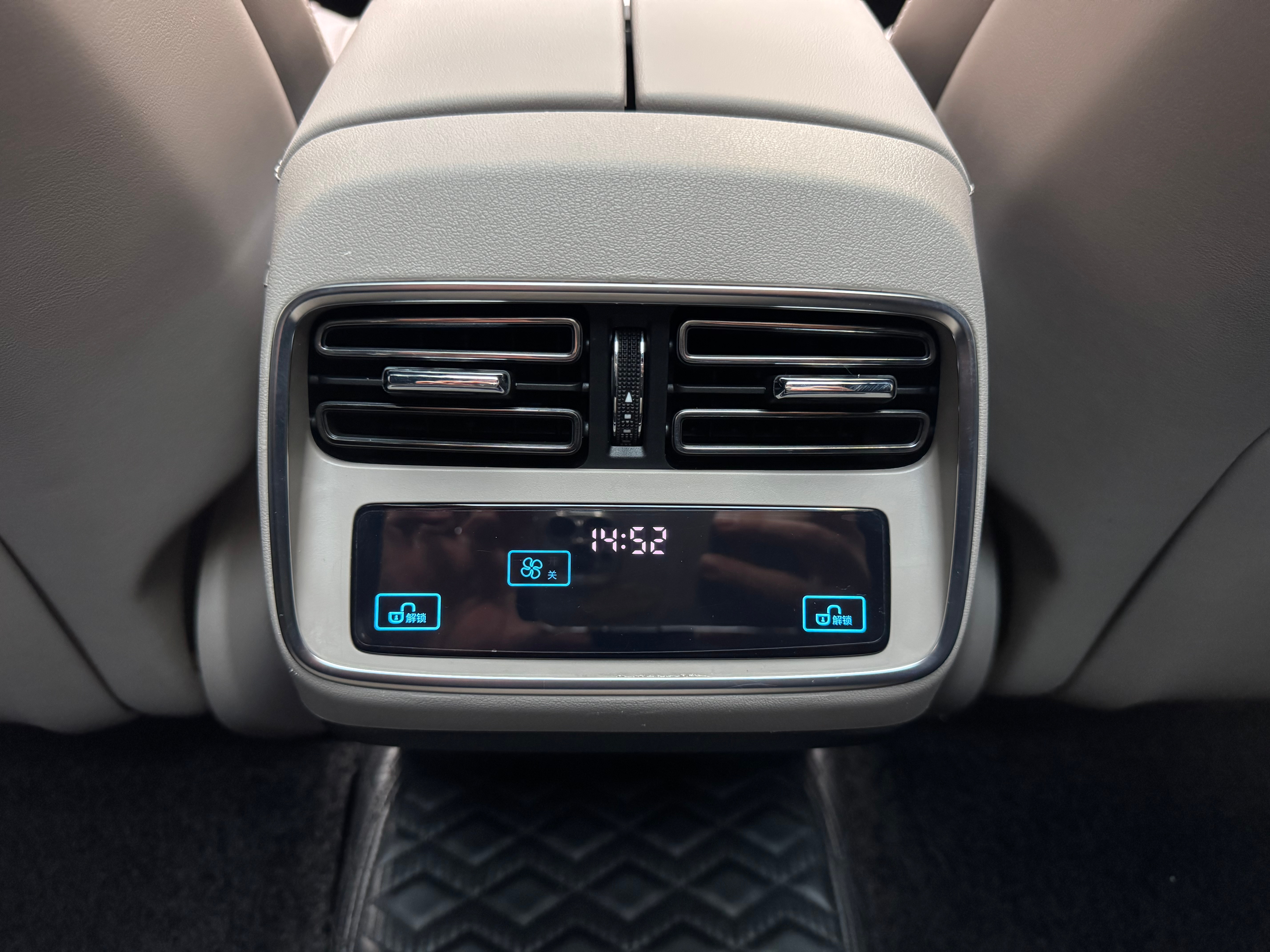 BYD Han 2024 car image #16