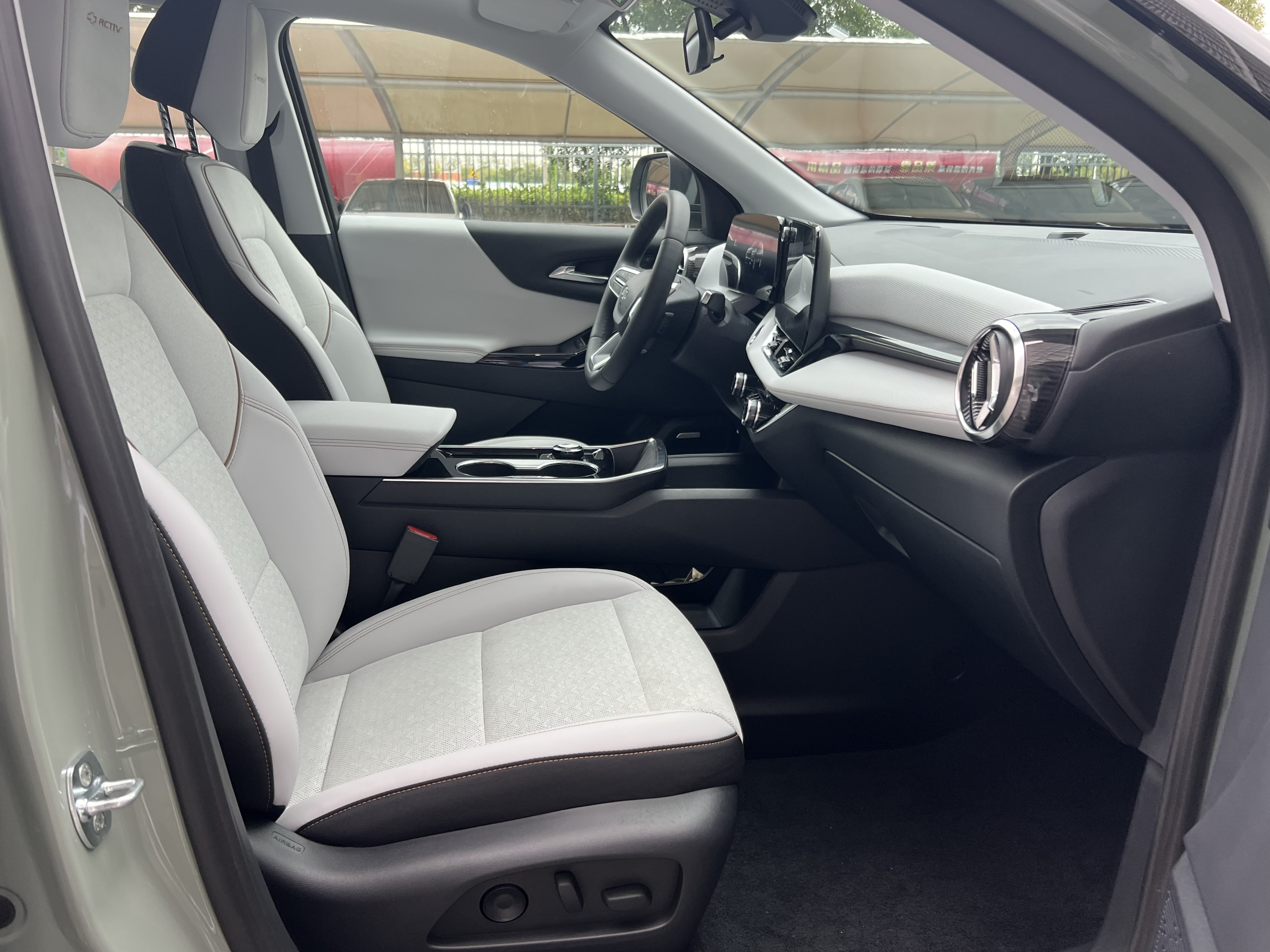 Chevrolet Equinox Plus 2025 car image #16