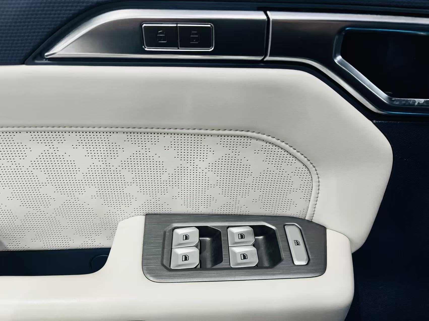 Jetour T2 2024 car image #16