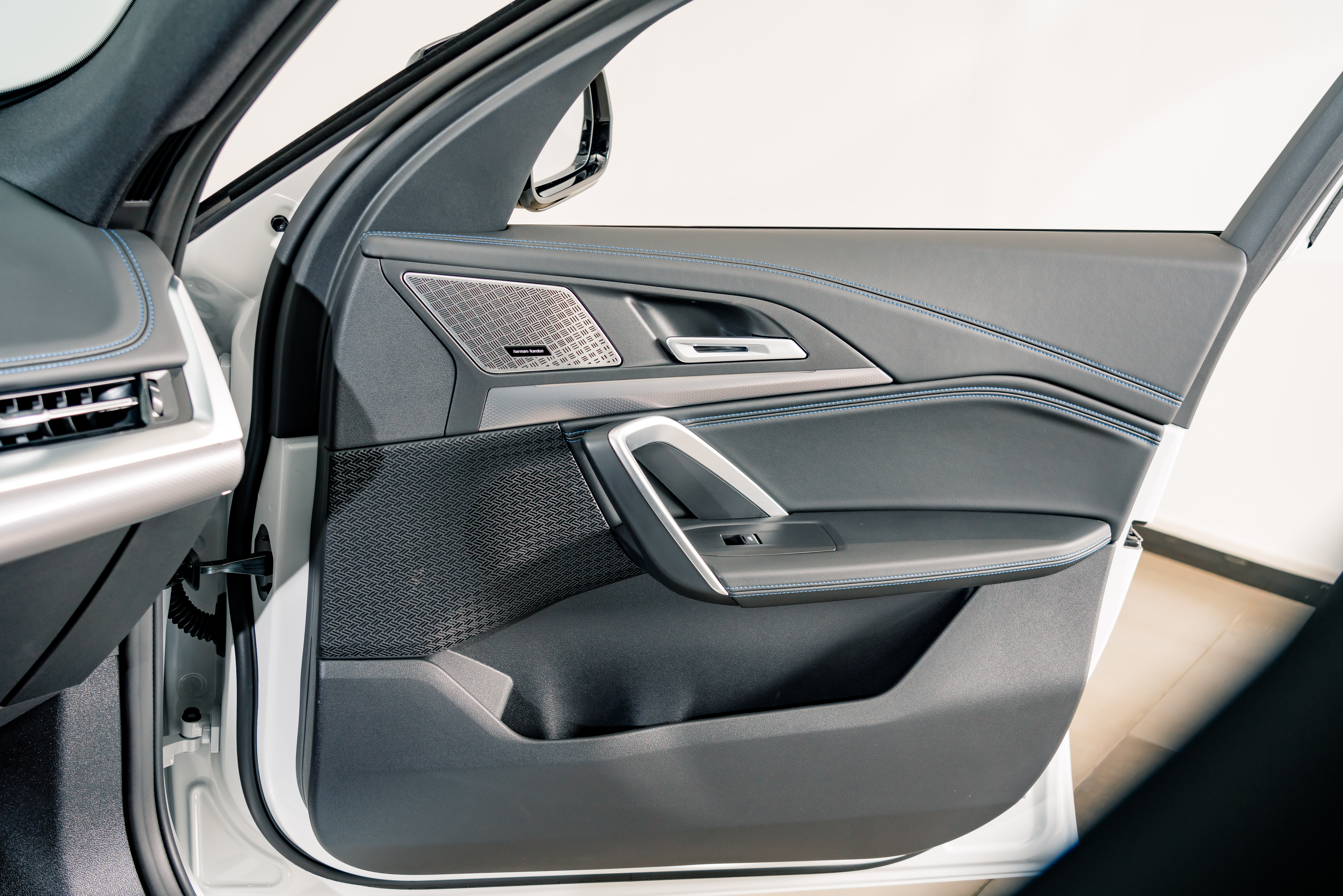 BMW X1 M35Li 2025 car image #16