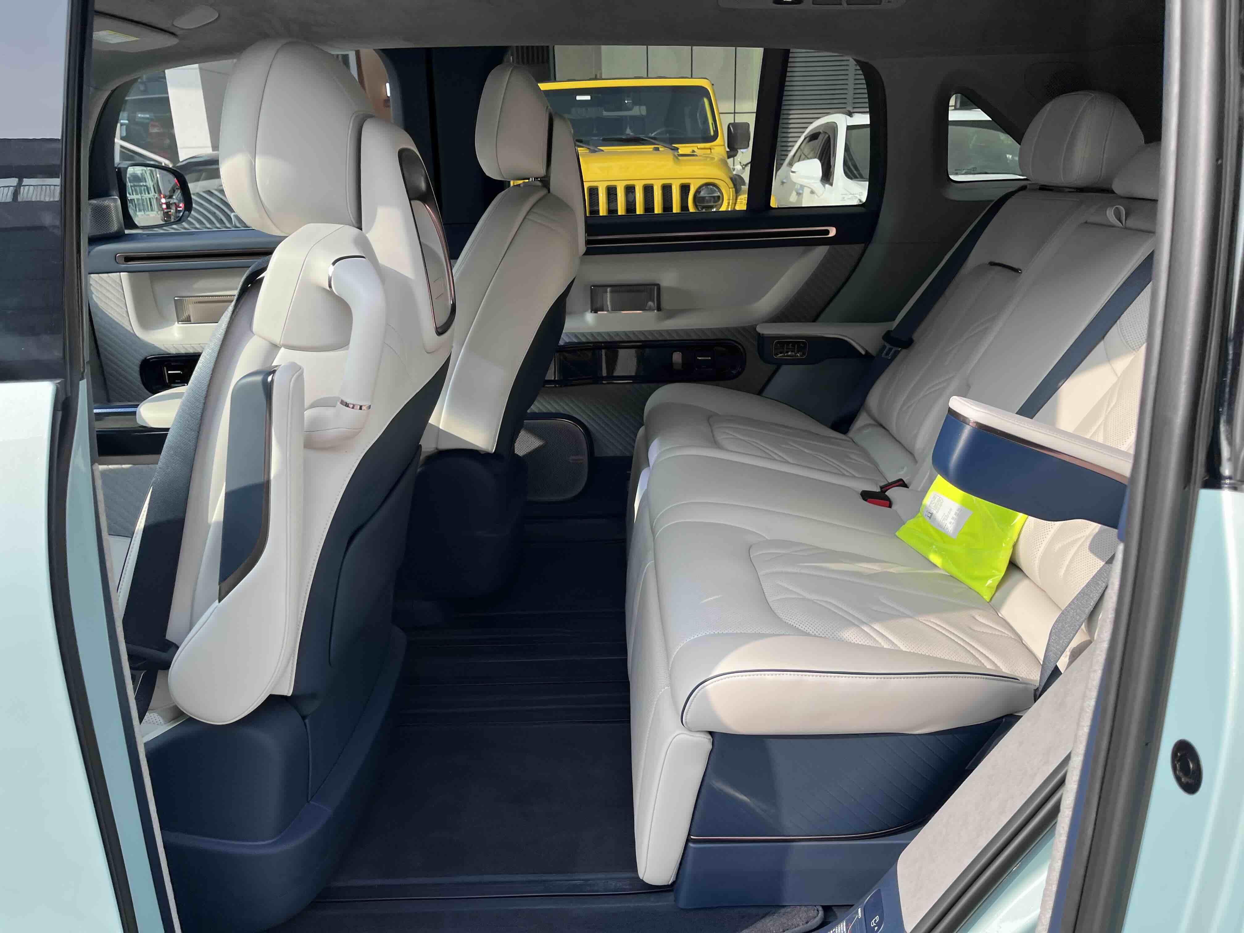 极氪 极氪MIX 2024 汽车图片 #16