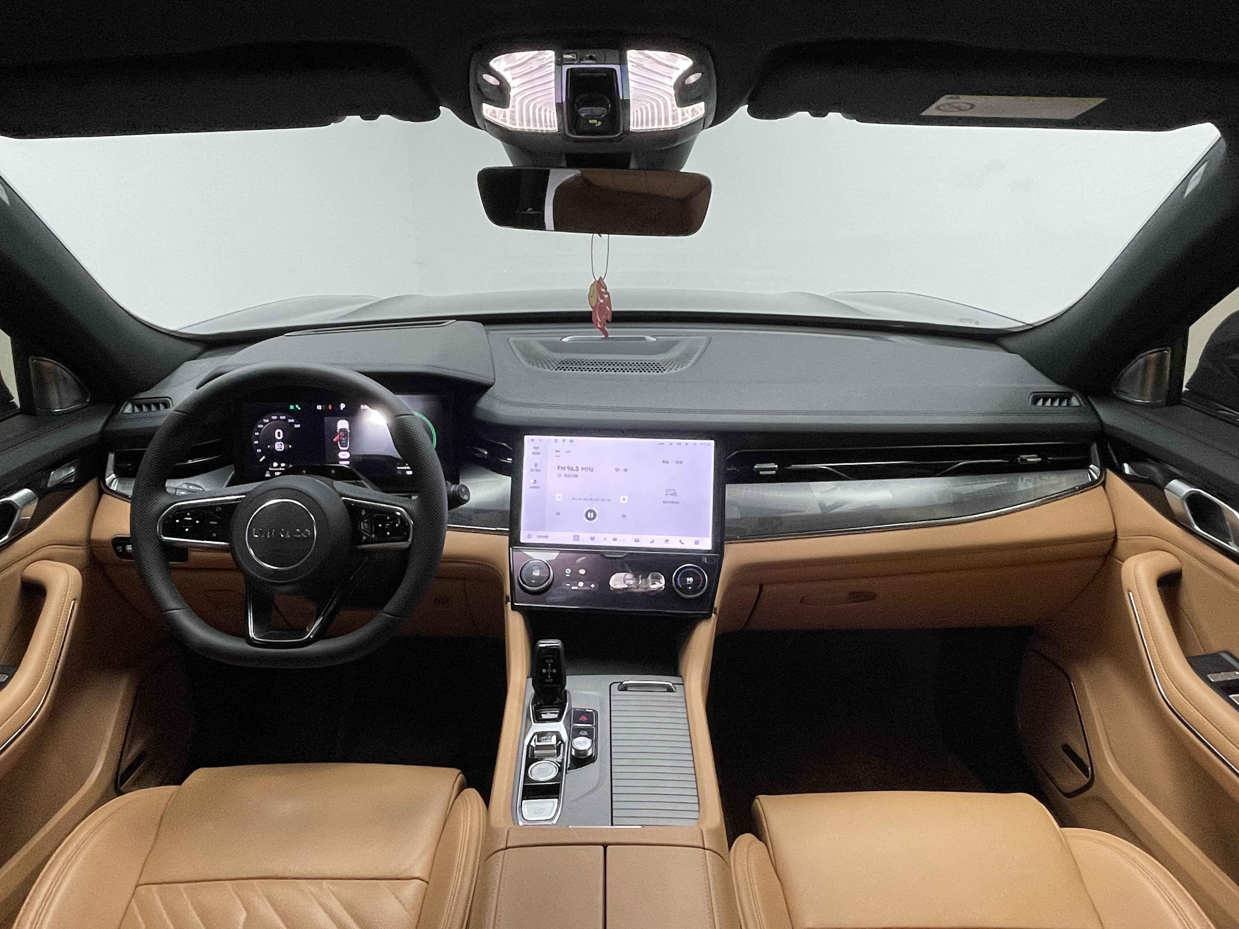 Lynk & Co 09 2025 car image #16