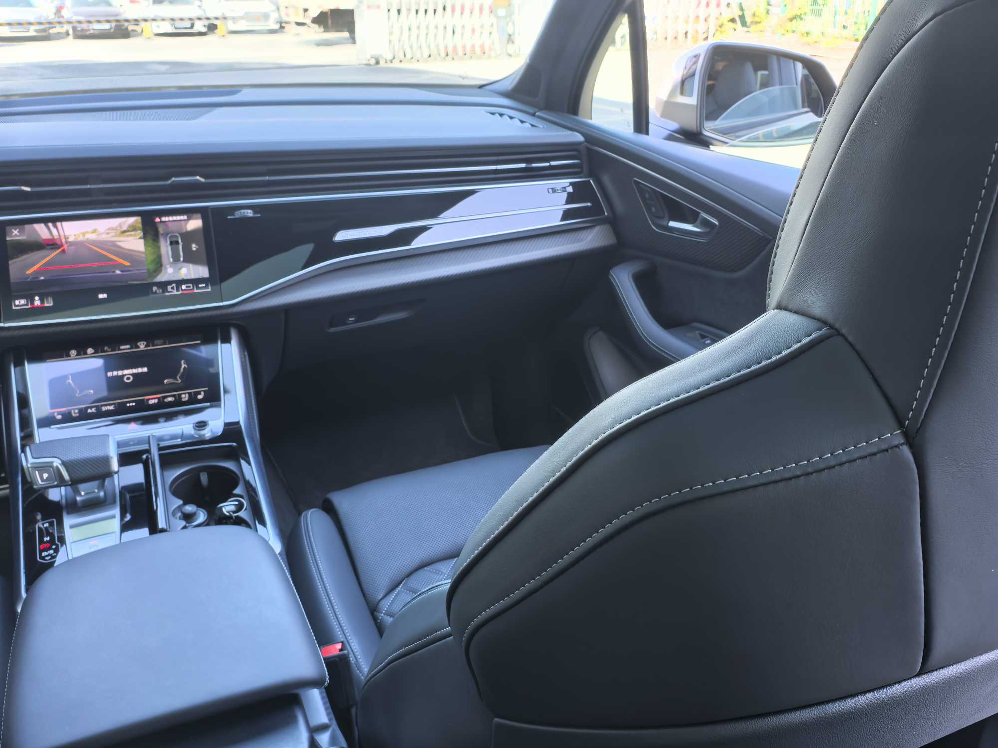 Audi SQ7 2024 car image #16