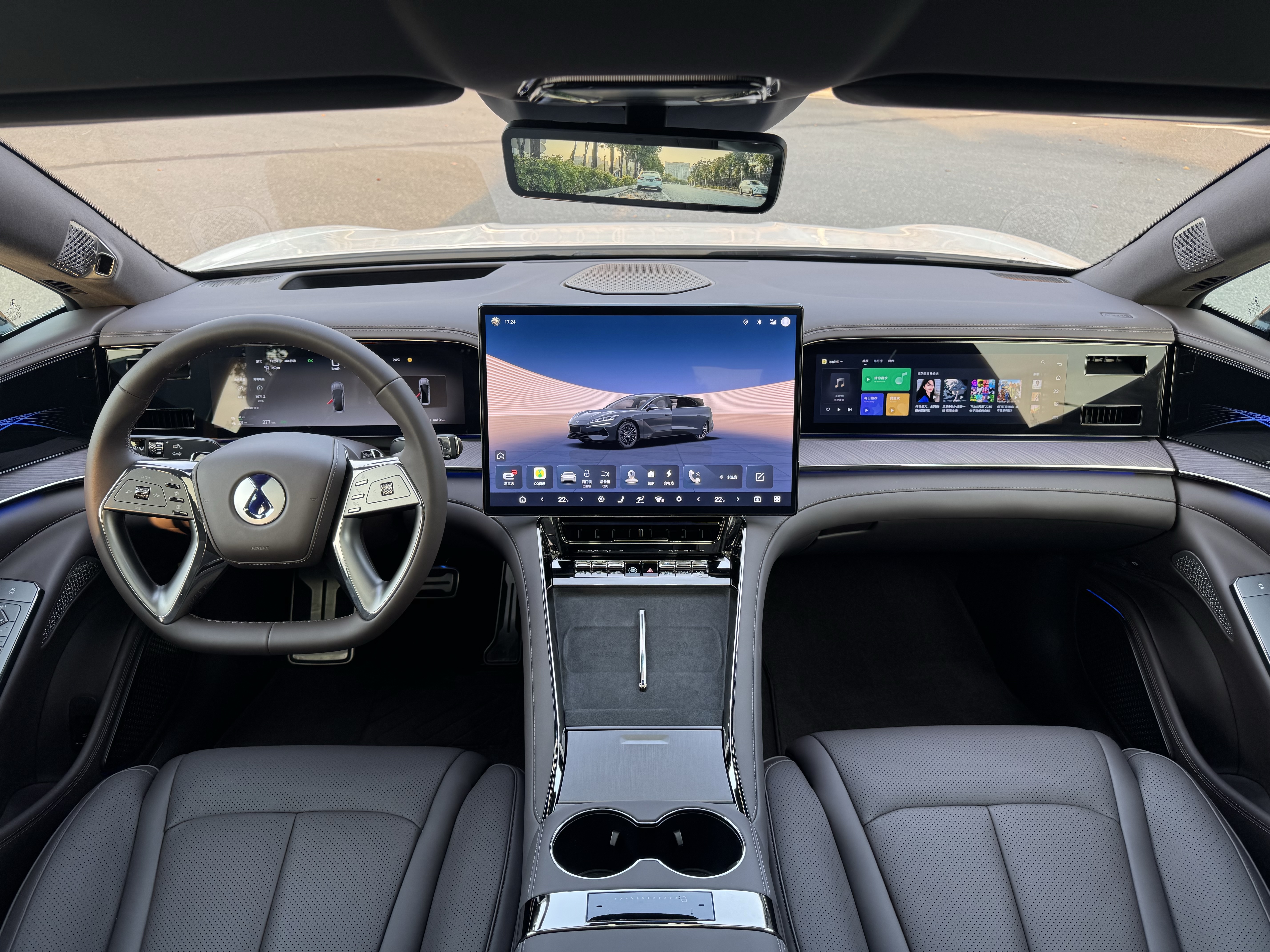 Denza Z9 2025 car image #16