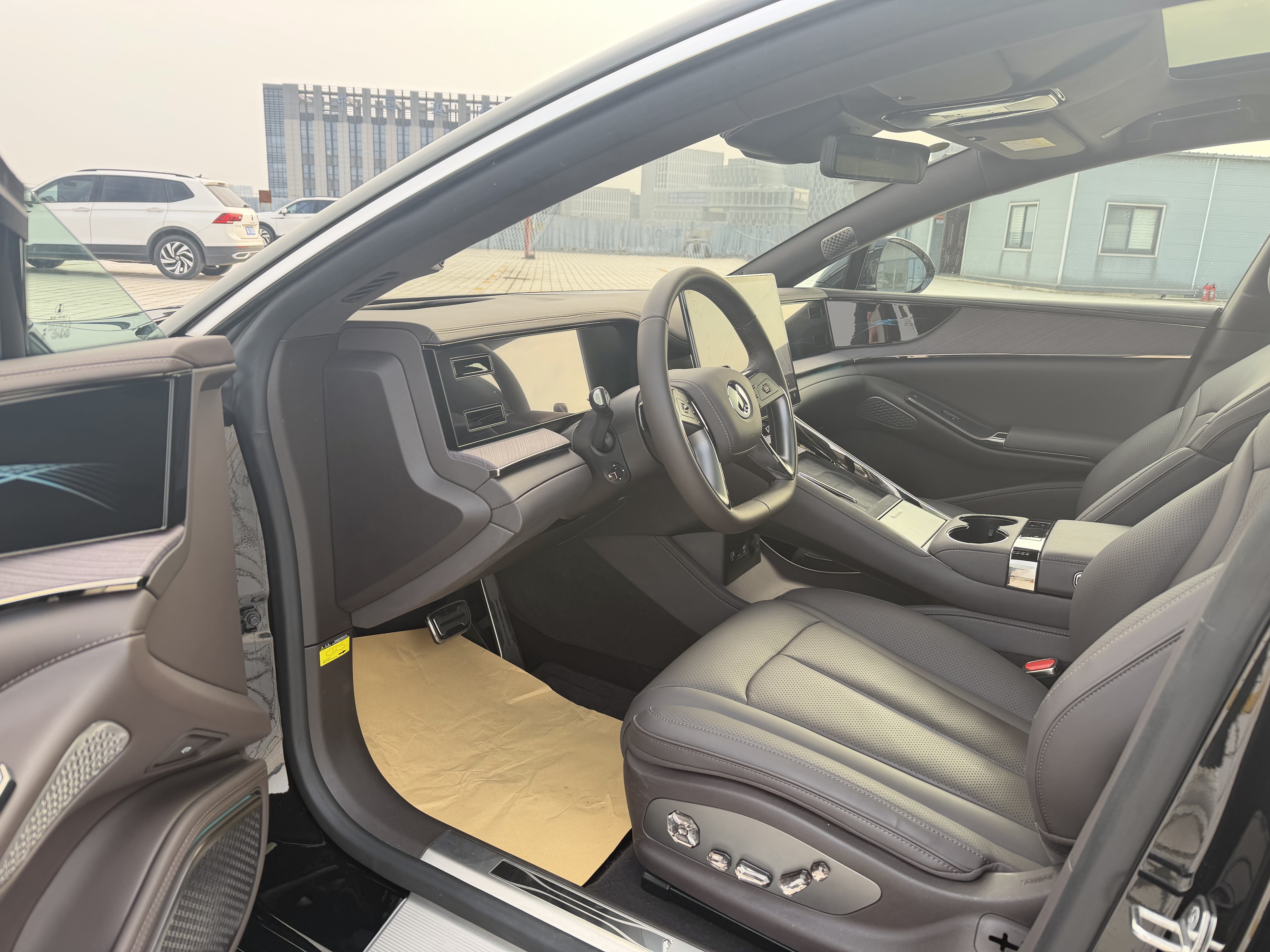 Denza Z9 2024 car image #16