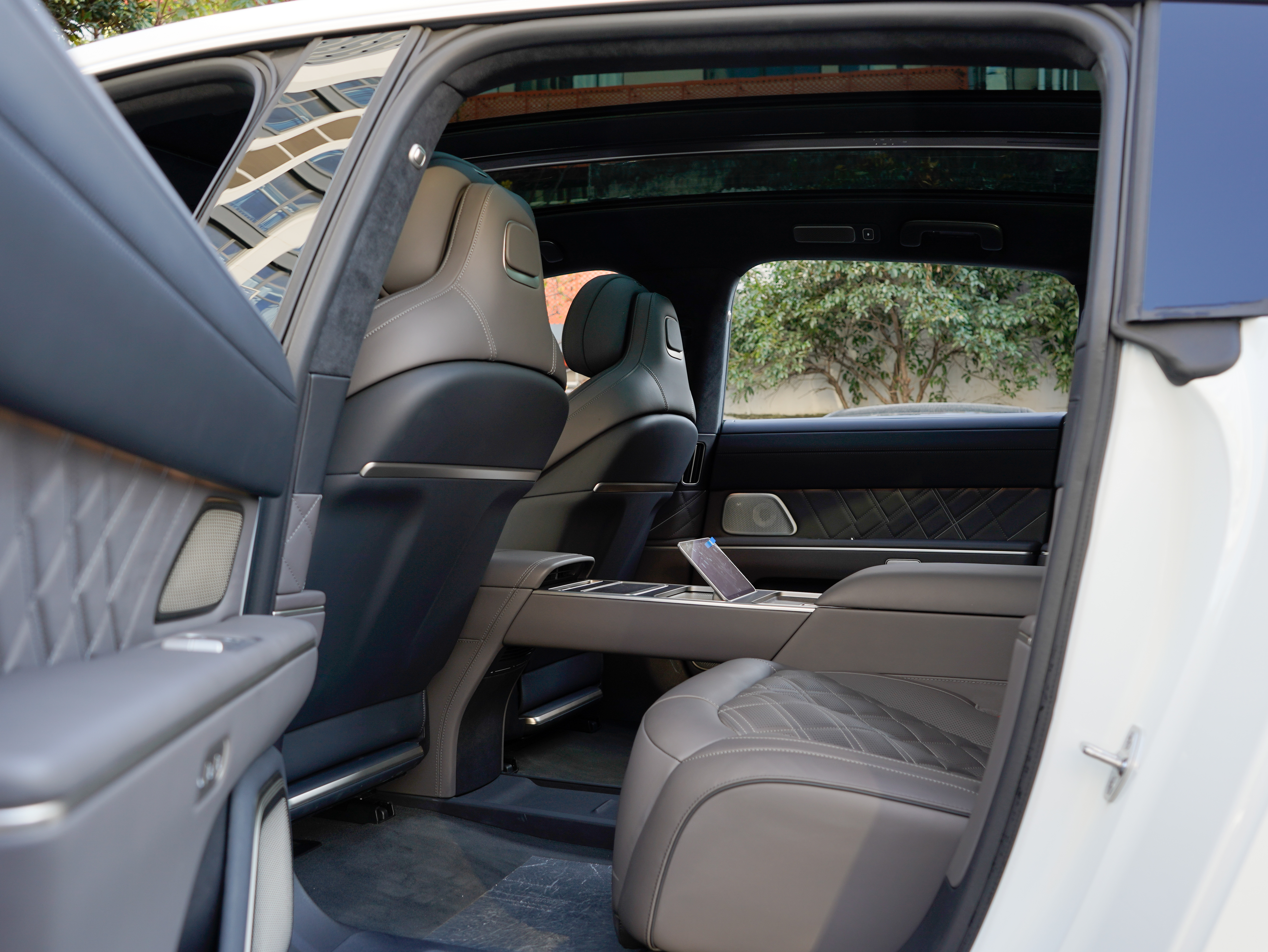 NIO ET9 2025 car image #16