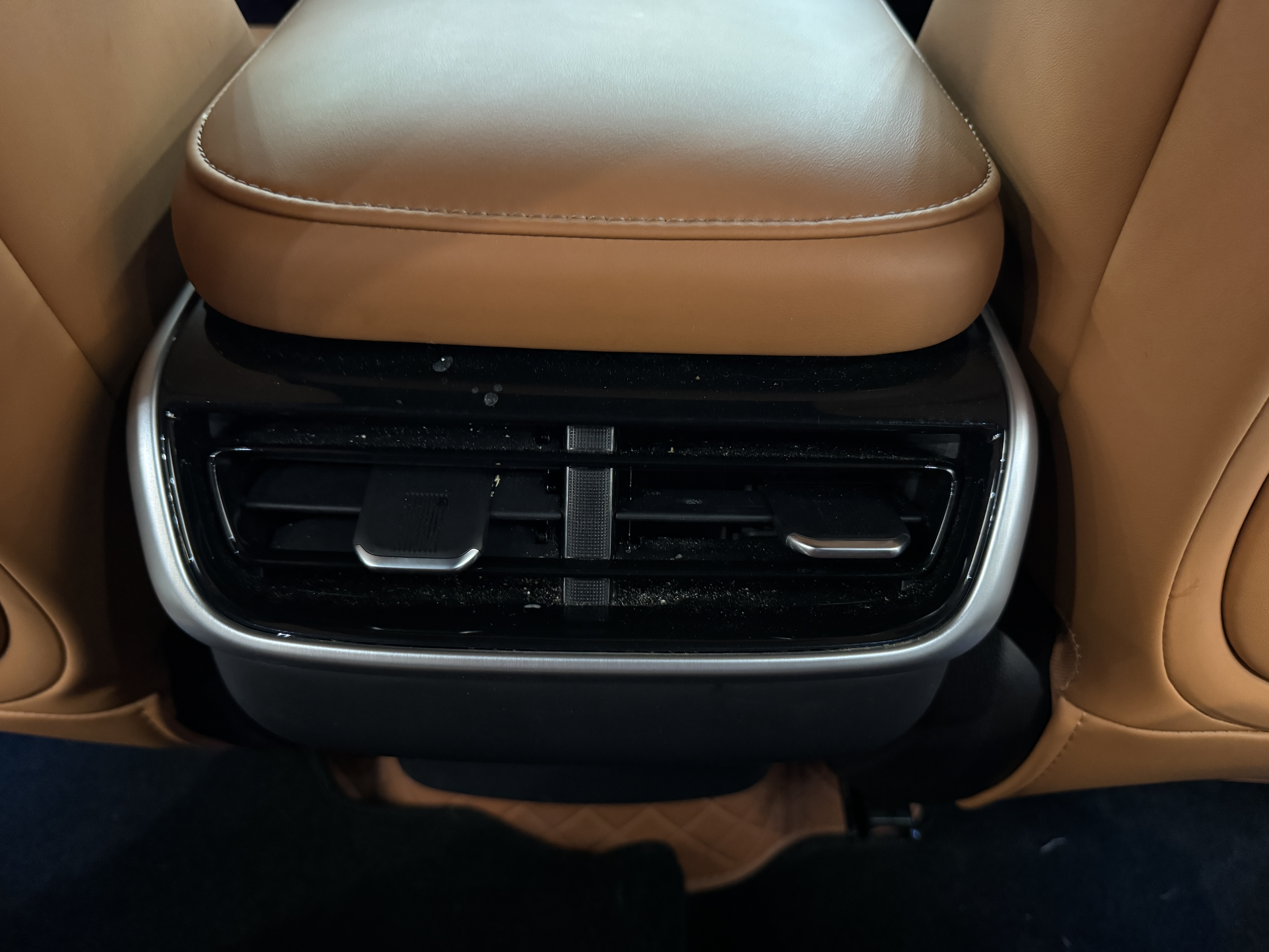 Xpeng G9 2025 car image #16