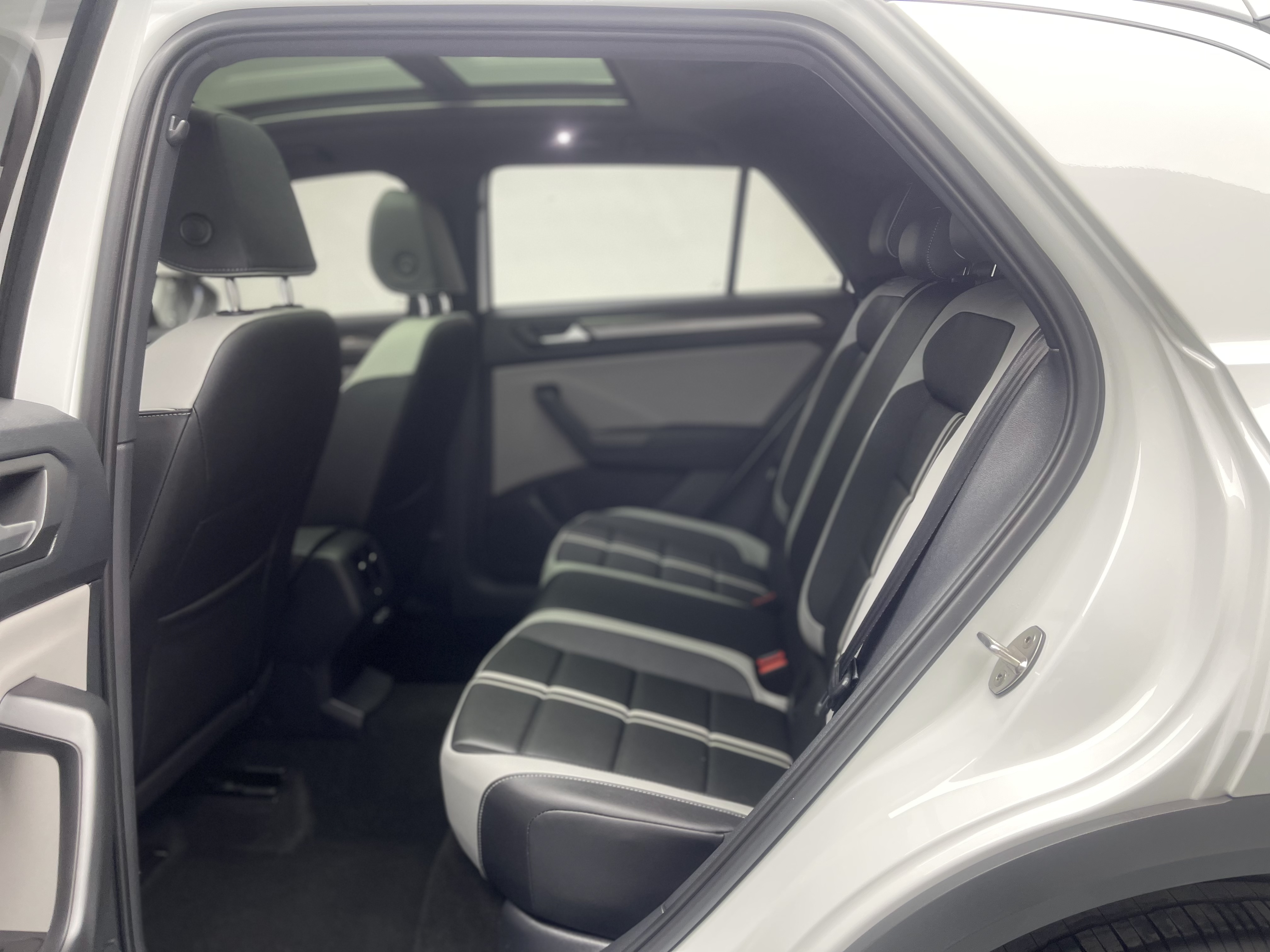 Volkswagen T-Roc 2025 car image #16